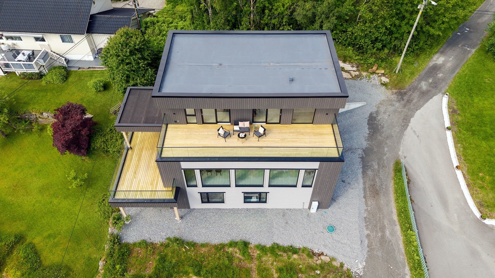 Dronebilde av eiendommen sett ovenfra Galleribilde