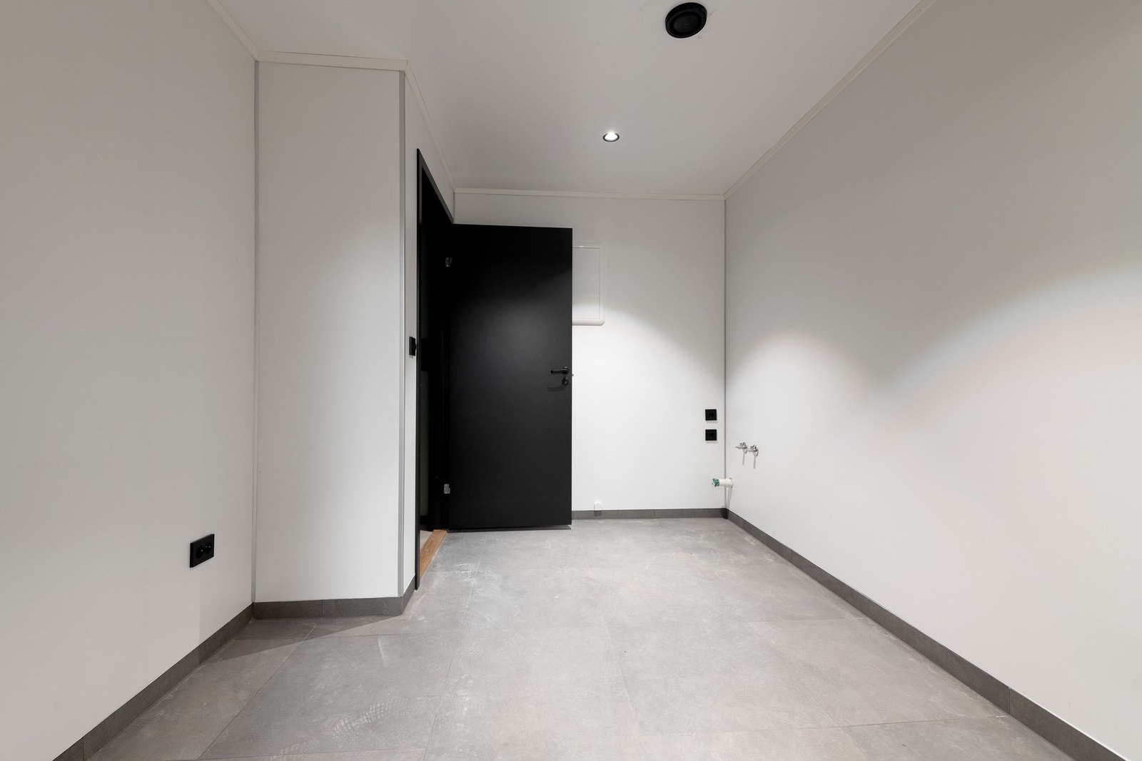 Flislagt gulv med gulvvarme, malte vegger og tak. Opplegg for vaskemaskin. Det er adkomst til garasje fra vaskerommet Galleribilde