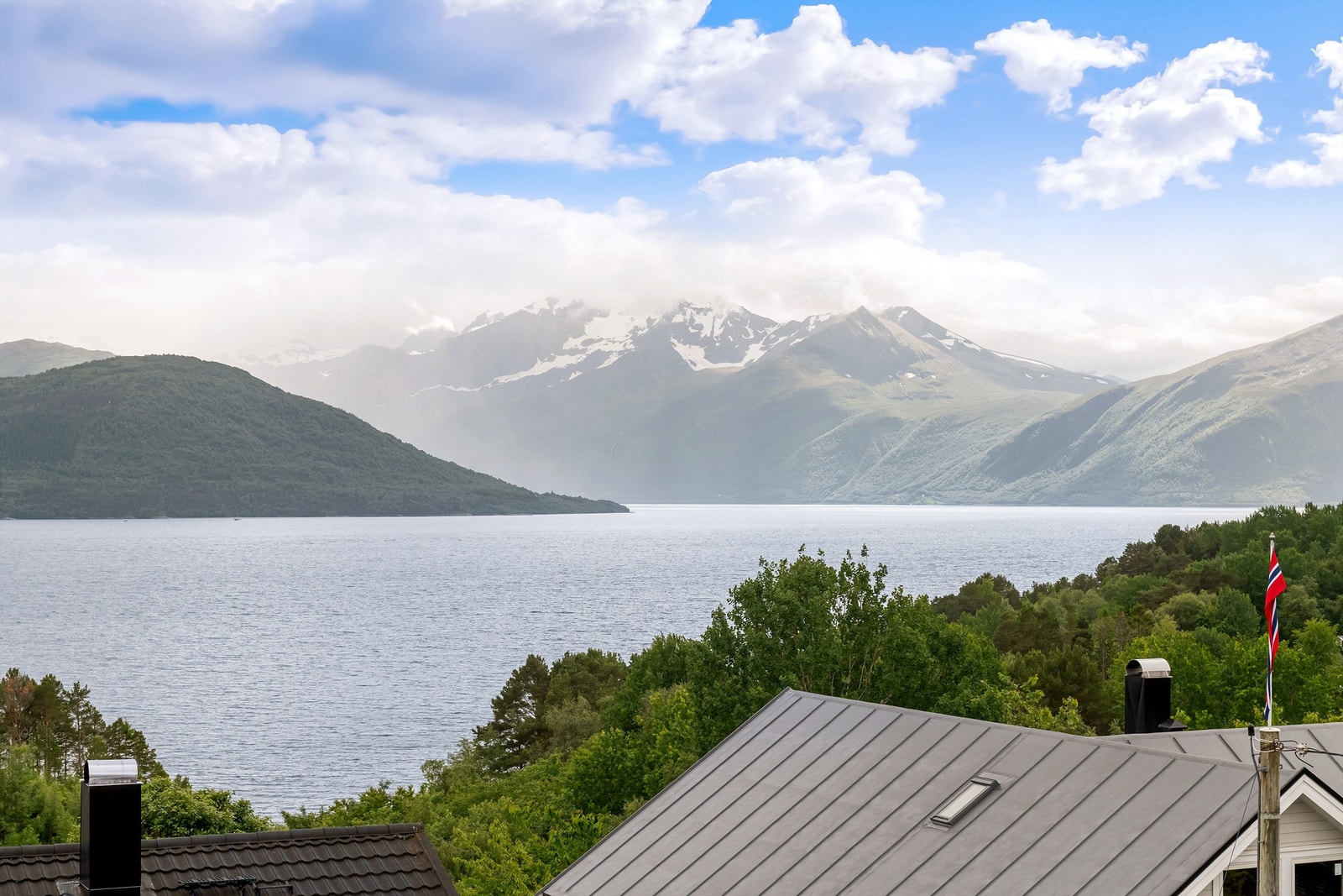 Utsikt mot sydvest og innløpet til Hjørungfjorden Galleribilde