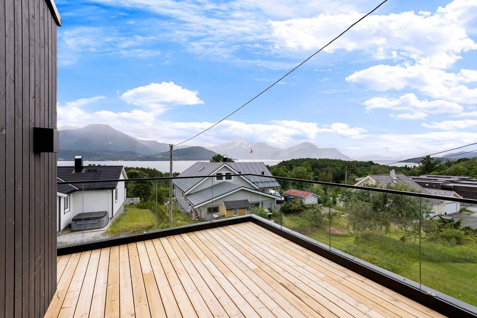 Utsikt fra den sydvestvendte balkongen i 1. etasje Galleribilde