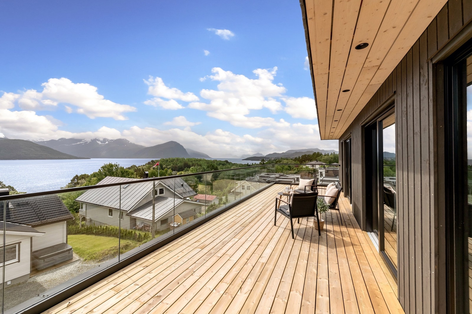 Fra takterrassen kan du nyte en fantastisk utsikt mot fjord og fjell og skips(og cruicetrafikken som passerer forbi Galleribilde