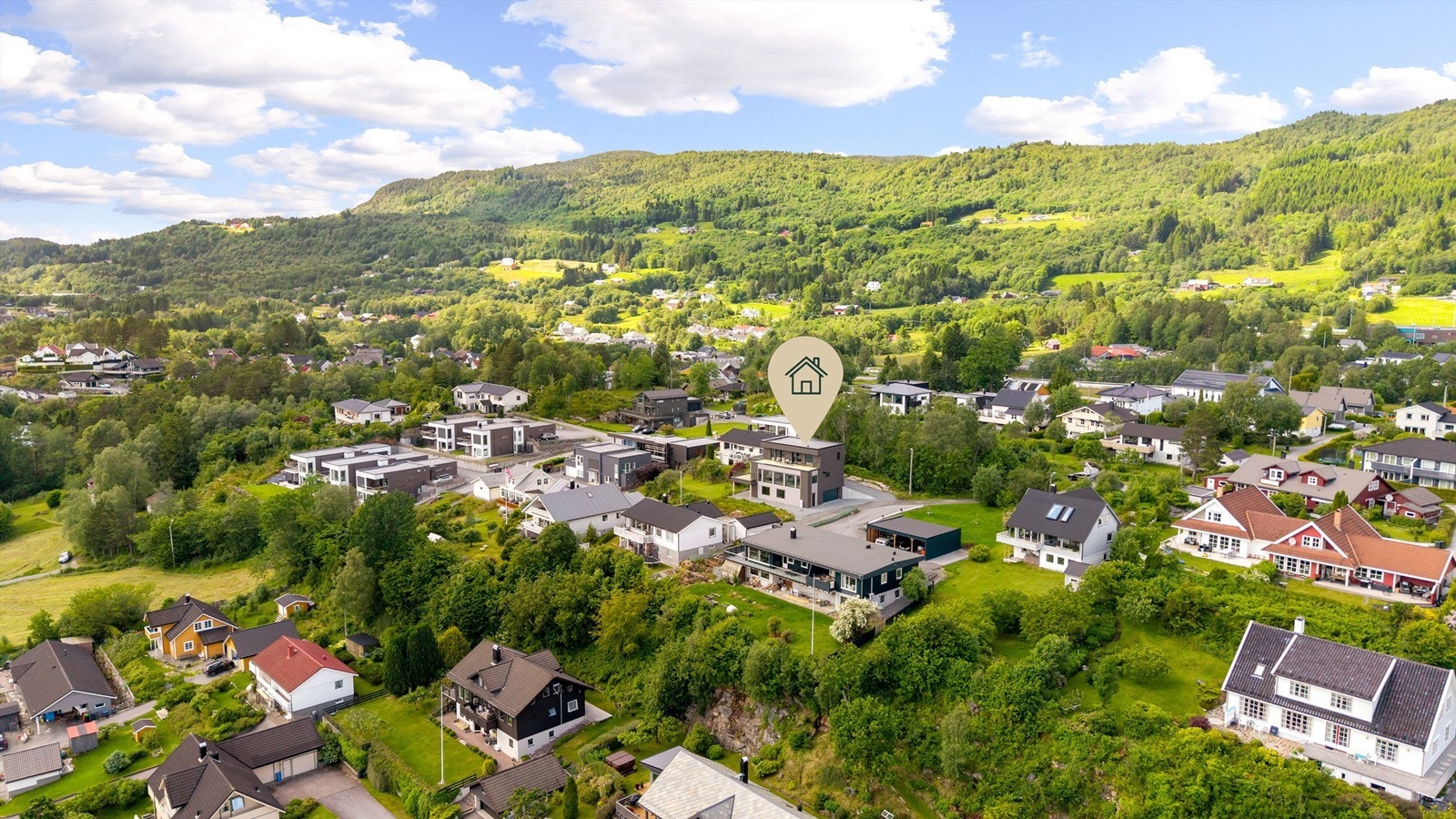 Dronebilde tatt fra sydøst med Emblemsfjellet i bakgrunnen Galleribilde
