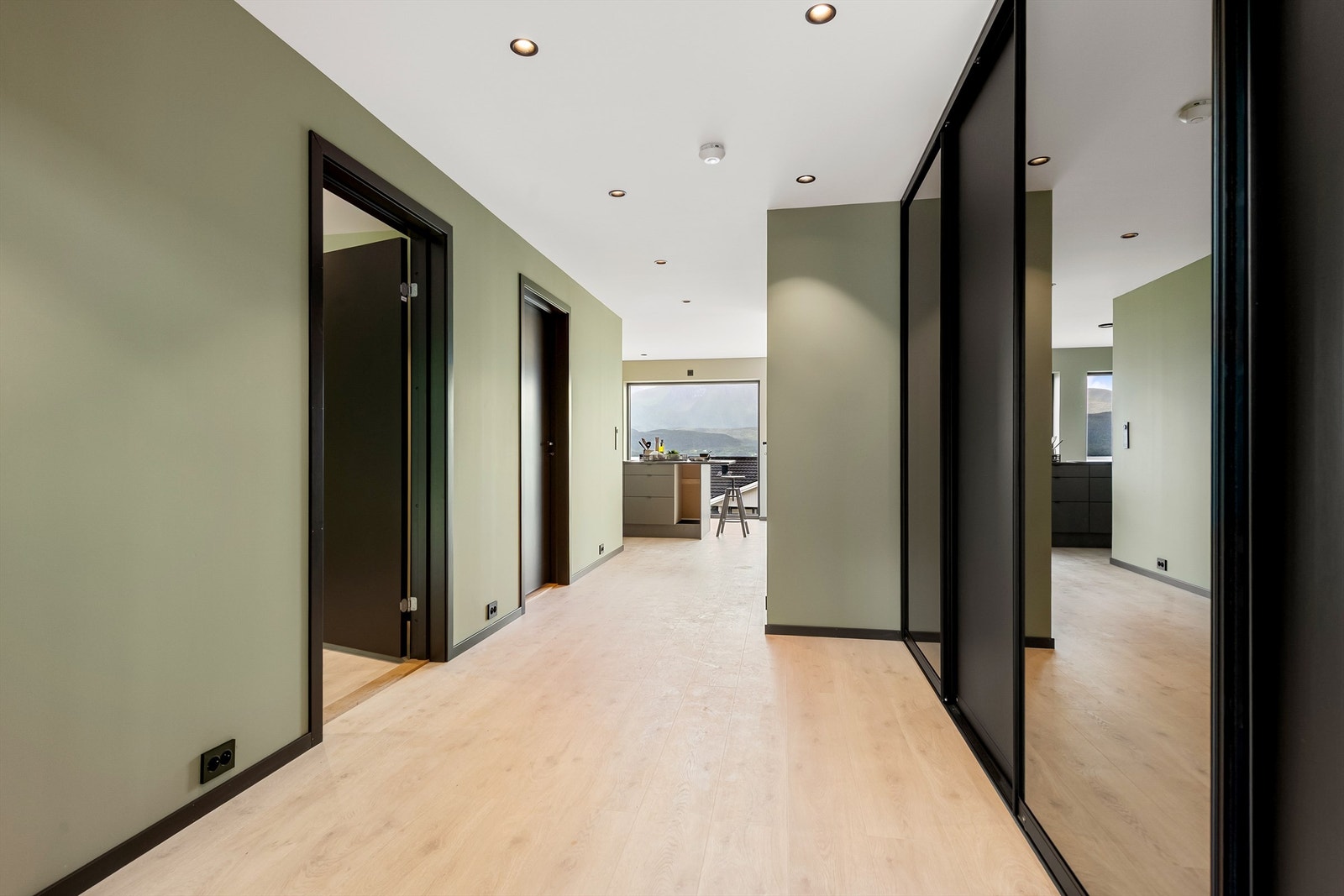 Gang i hovedetasjen mot stue/kjøkken Galleribilde