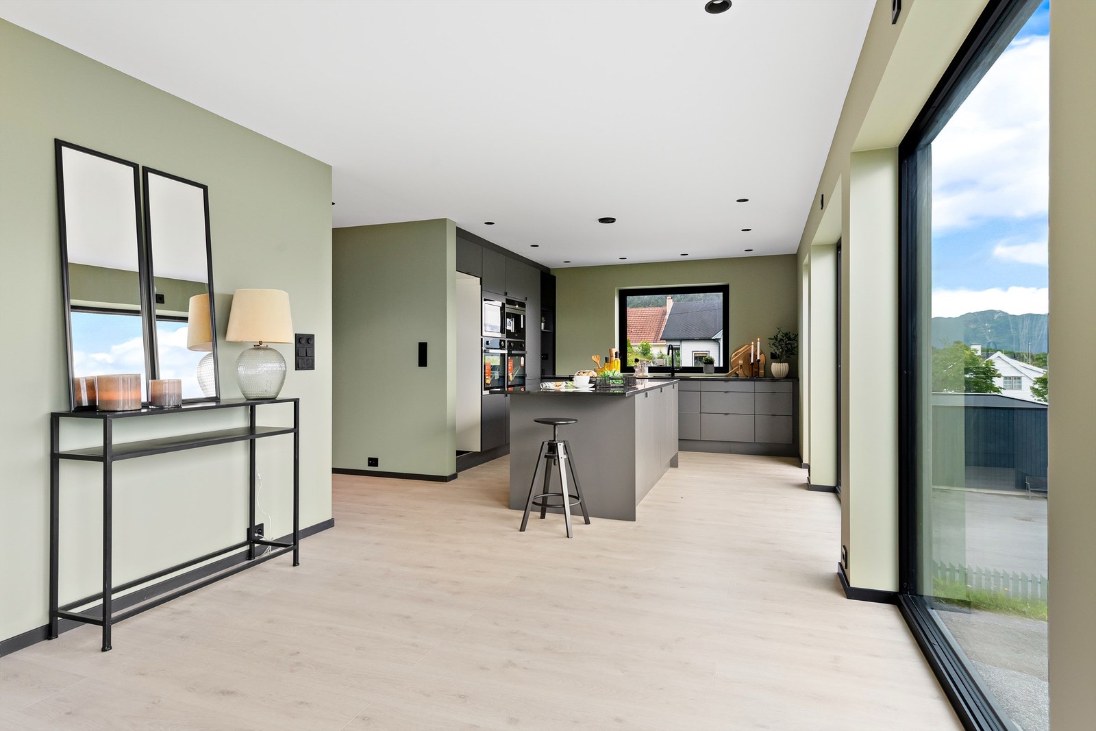 Åpen stue og kjøkkenløsning med praktisk kjøkkenøy Galleribilde