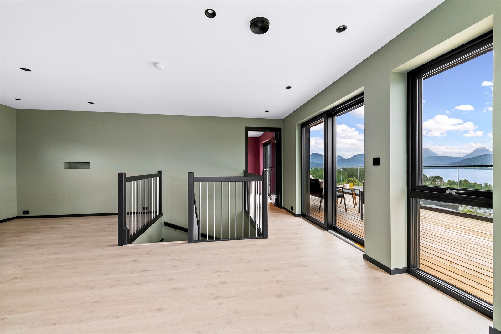 Skyvedør fra stuen i 2. etasje til terrassen. Store vinduer og gode lysforhold Galleribilde