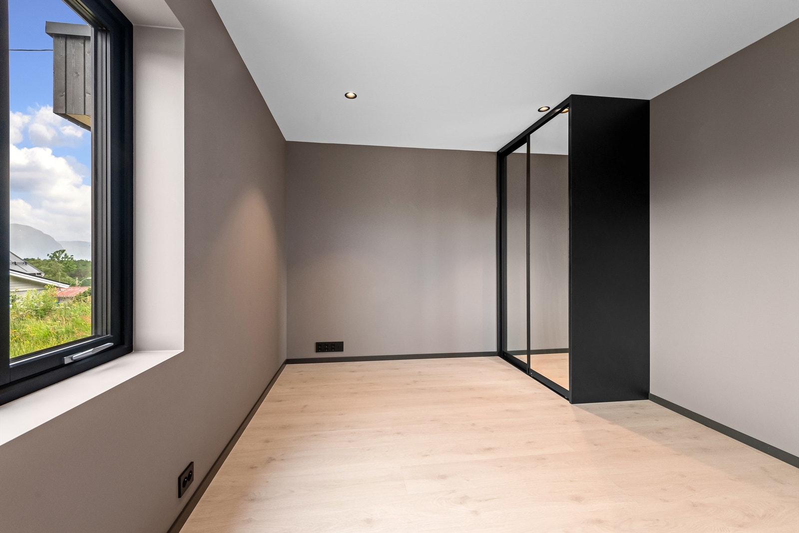 Soverom 2 i underetasjen med garderobeskap med speil skyvedørsfronter Galleribilde