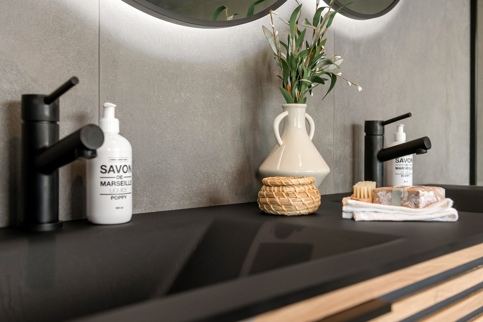 Detaljefoto fra bad i 2. etasje med dobbel servant Galleribilde