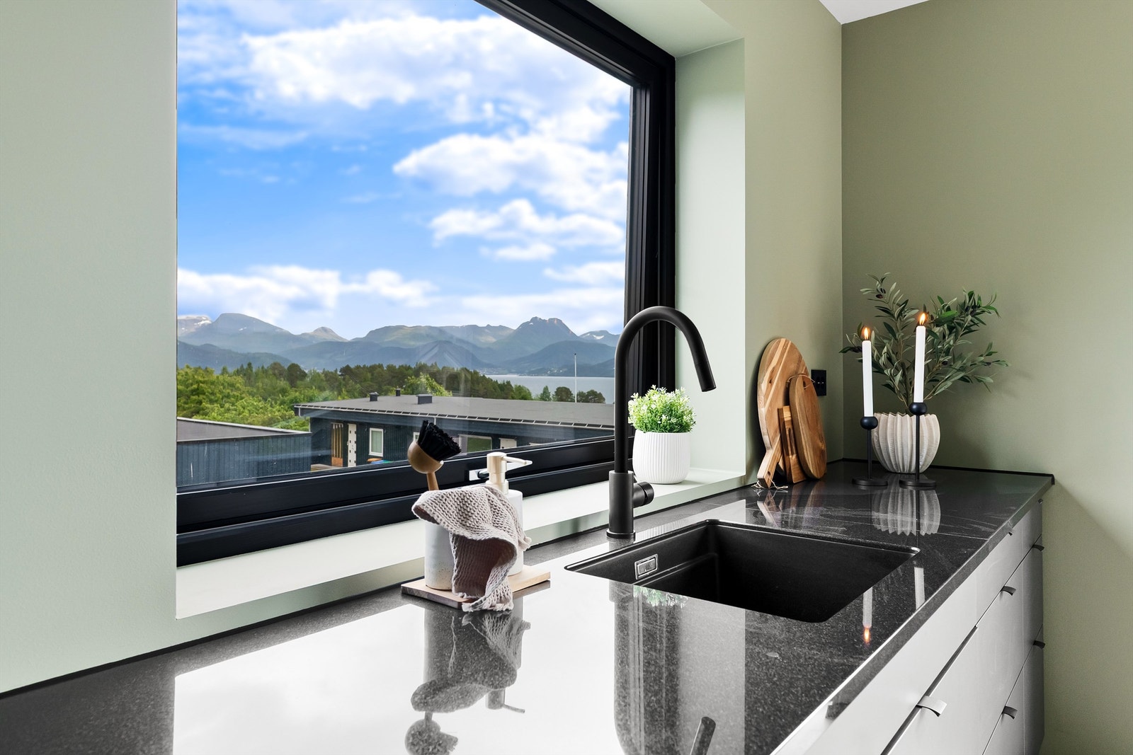 Flott utsikt også østover fra kjøkkenet Galleribilde
