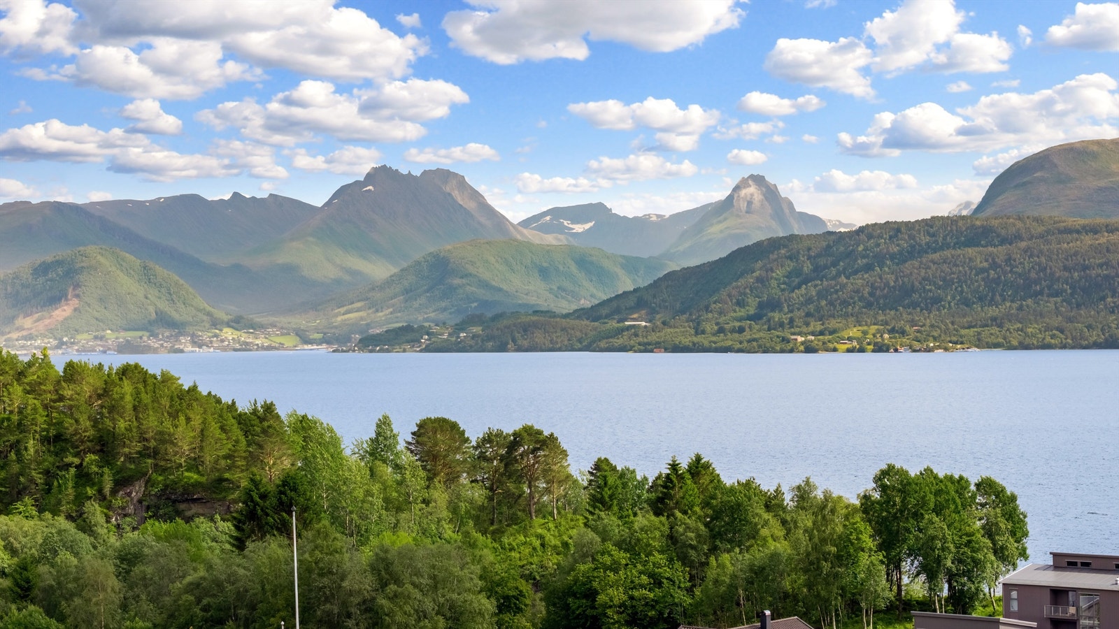 Nydelig utsikt mot sydøst - har kan du også se skipstrafikken til og fra Storfjorden og Geiranger passere på fjorden Galleribilde