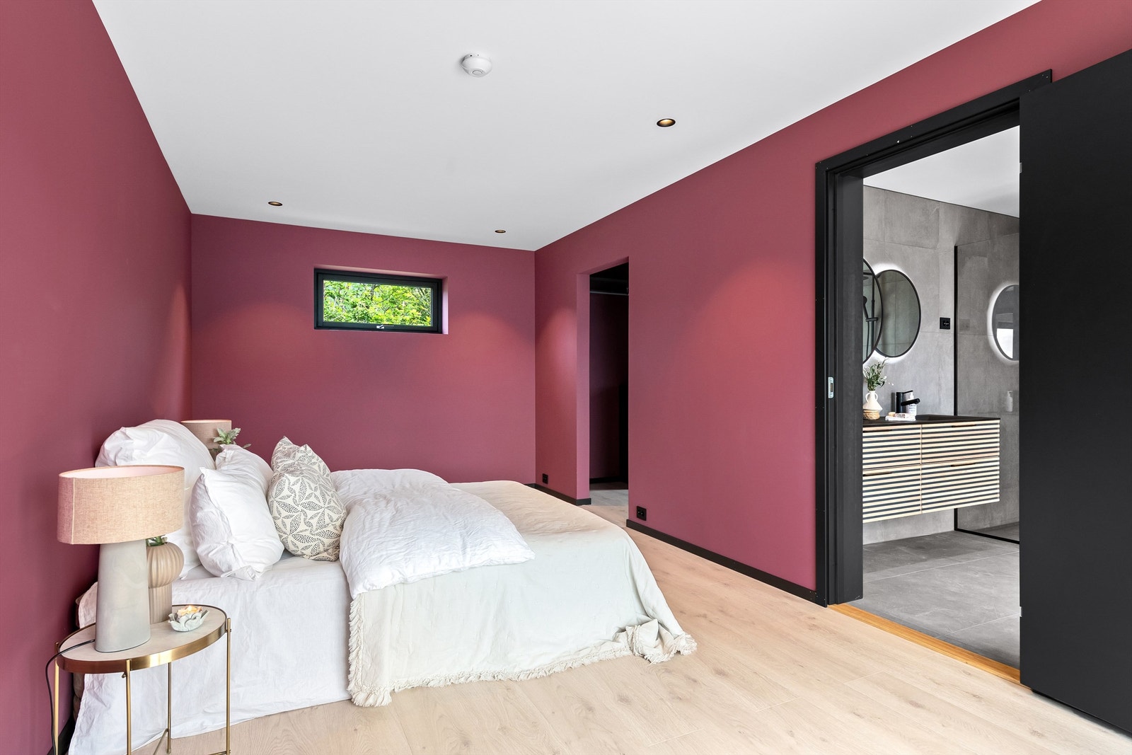 Stort hovedsoverom med tilkomst til eget garderoberom og adkomst til bad Galleribilde