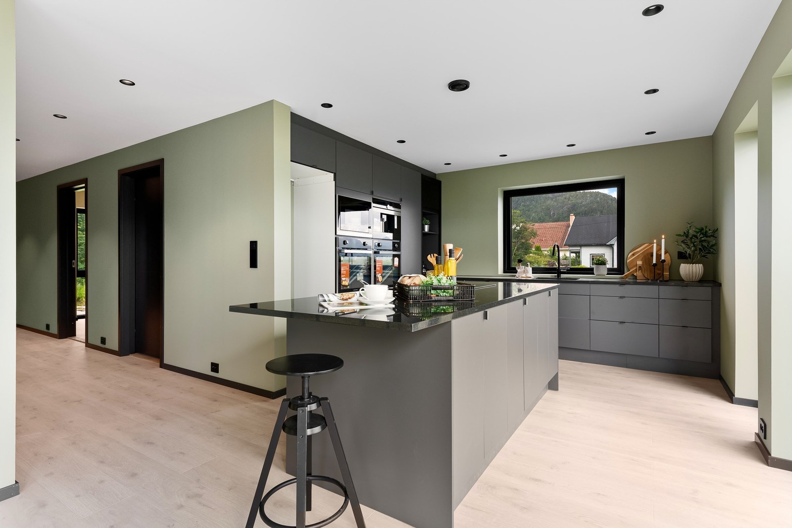 Sigdal kjøkkeninnredning med glatte fronter og benkeplate av stein. Integrerte hvitevarer Galleribilde