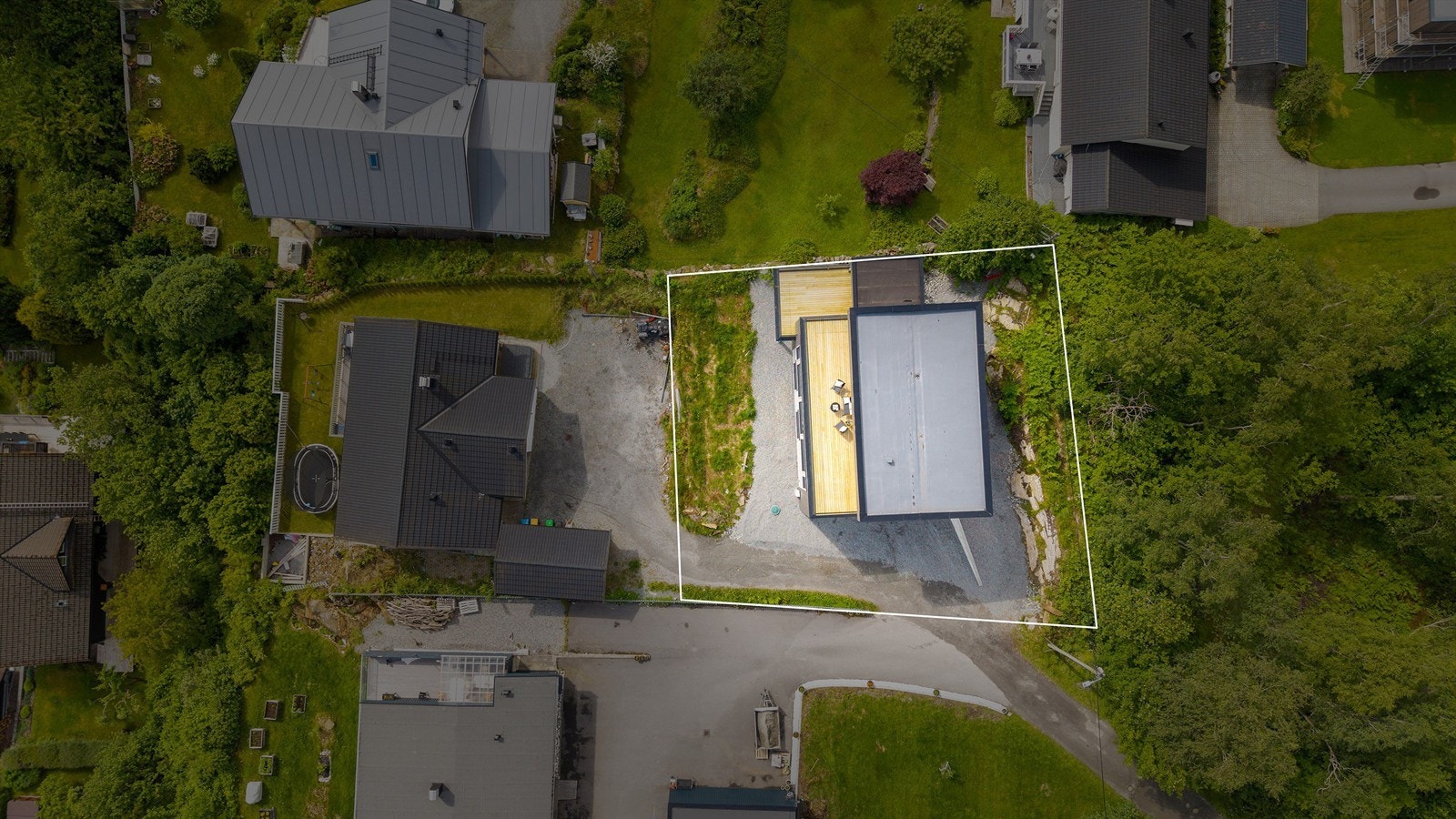 Dronebilde av eiendommen og tomtegrenser sett fra fugleperspektiv Galleribilde