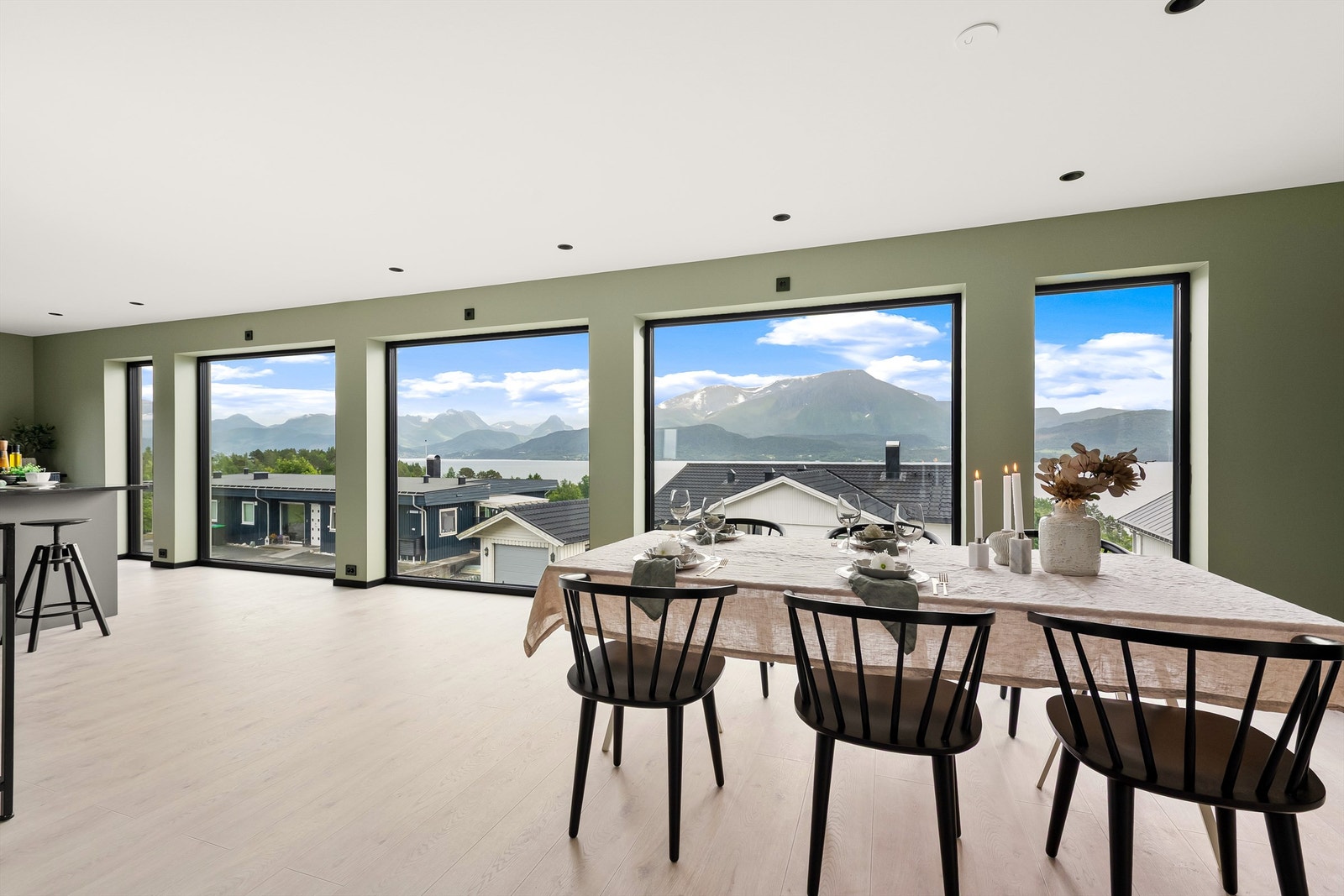 Stor åpen stue, spisestue og kjøkkenløsning på 65 kvm med store vindusflater og godt med naturlig lysinnslipp. Fantastisk utsikt Galleribilde