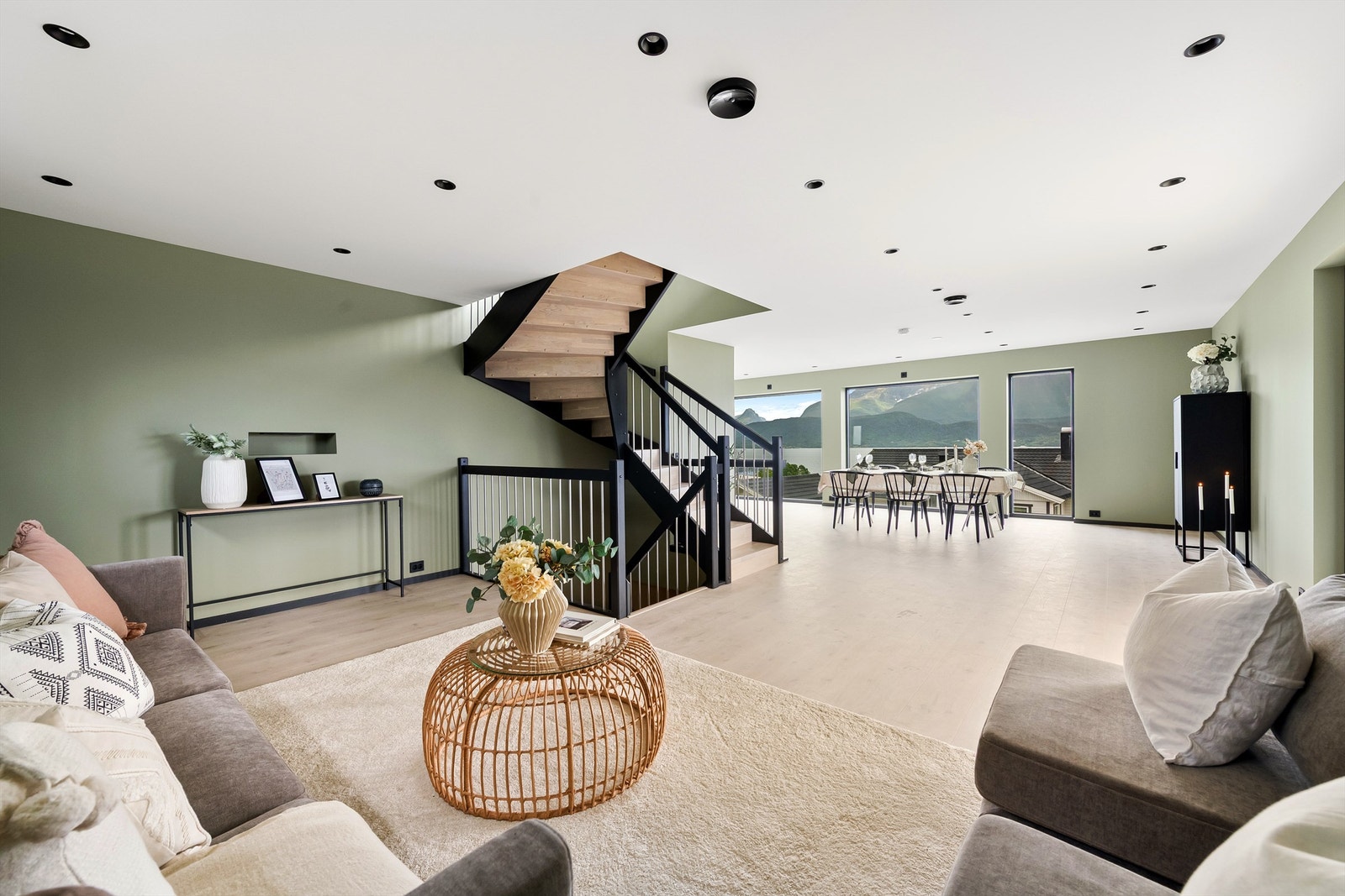 Stor åpen stue/spisestue og kjøkkenløsning Galleribilde