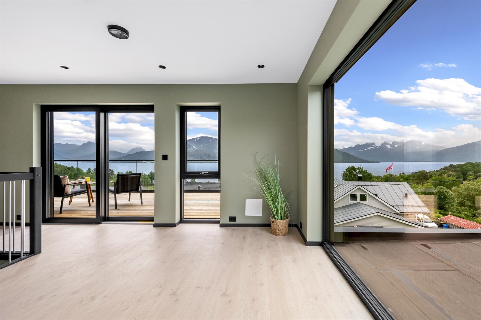 Store vindusflater som gir godt med dagslys og flott utsikt mot fjord og fjell Galleribilde