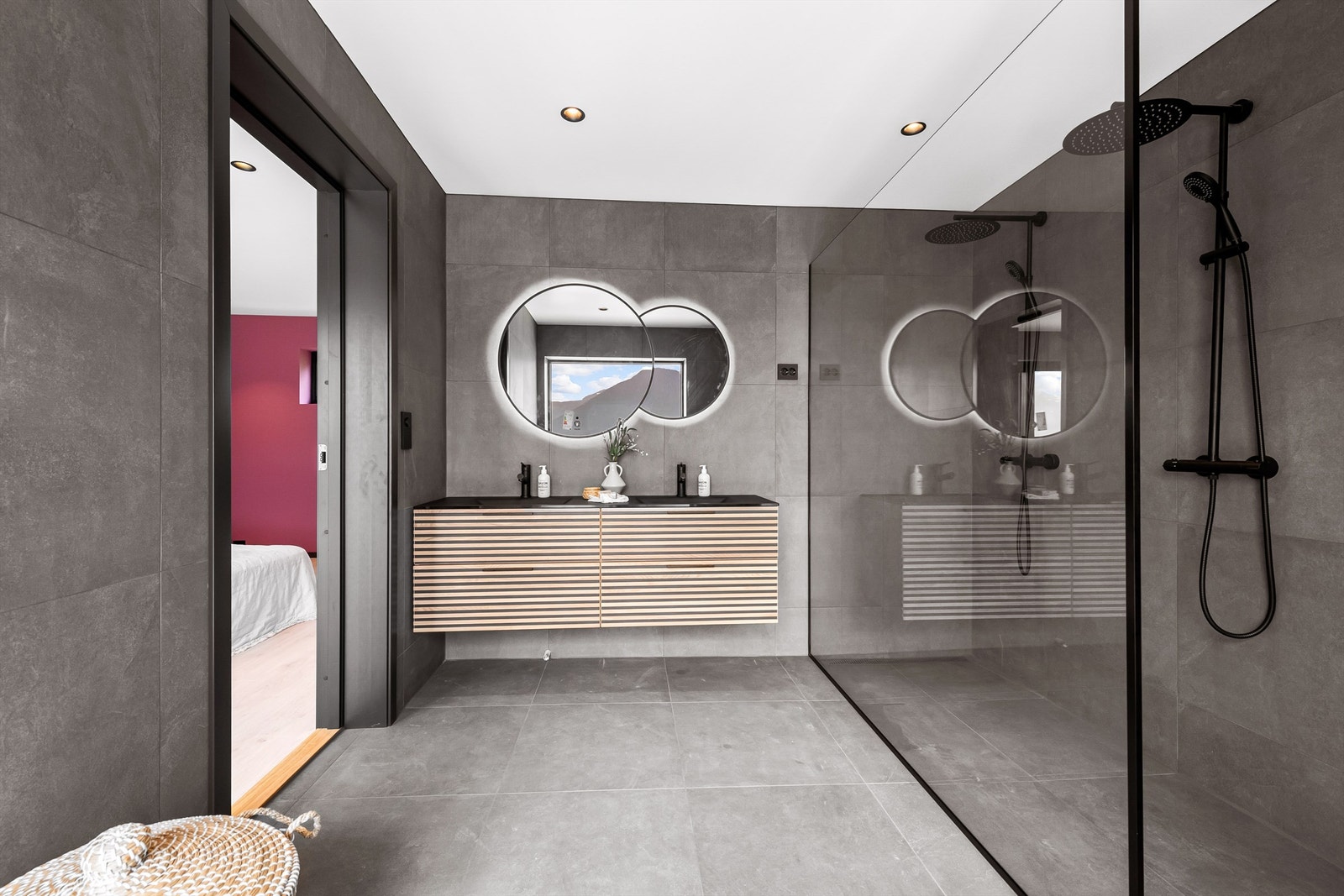 Flott bad i 2. etasje med innredning med dobbel servant, speil med lys, dusjnisje med glassvegg og dobbelt dusjarmatur med hånddusj og regndusj Galleribilde