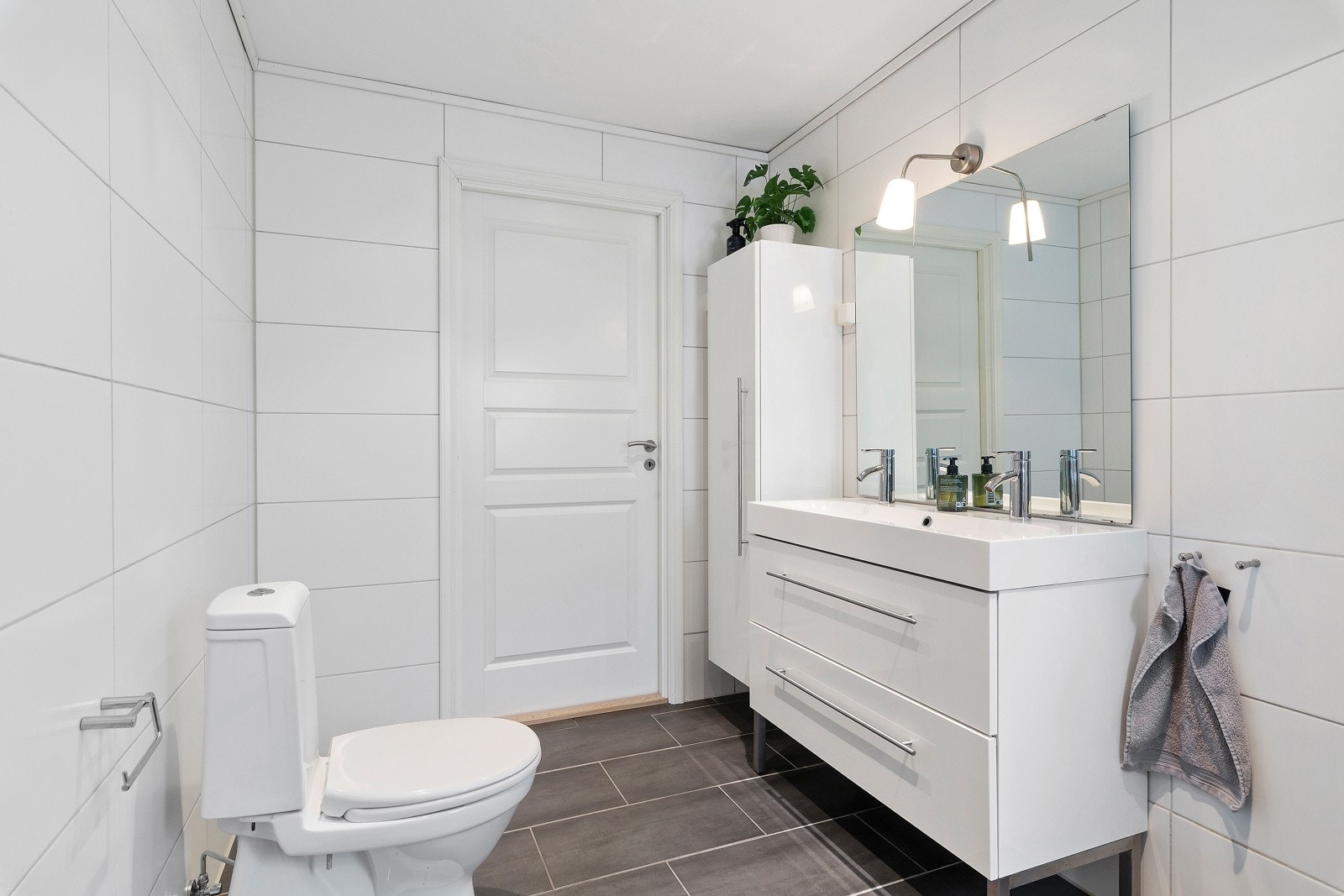 Badet er renovert i 2008 og har alt du trenger for en god start og avslutning på dagen. Galleribilde