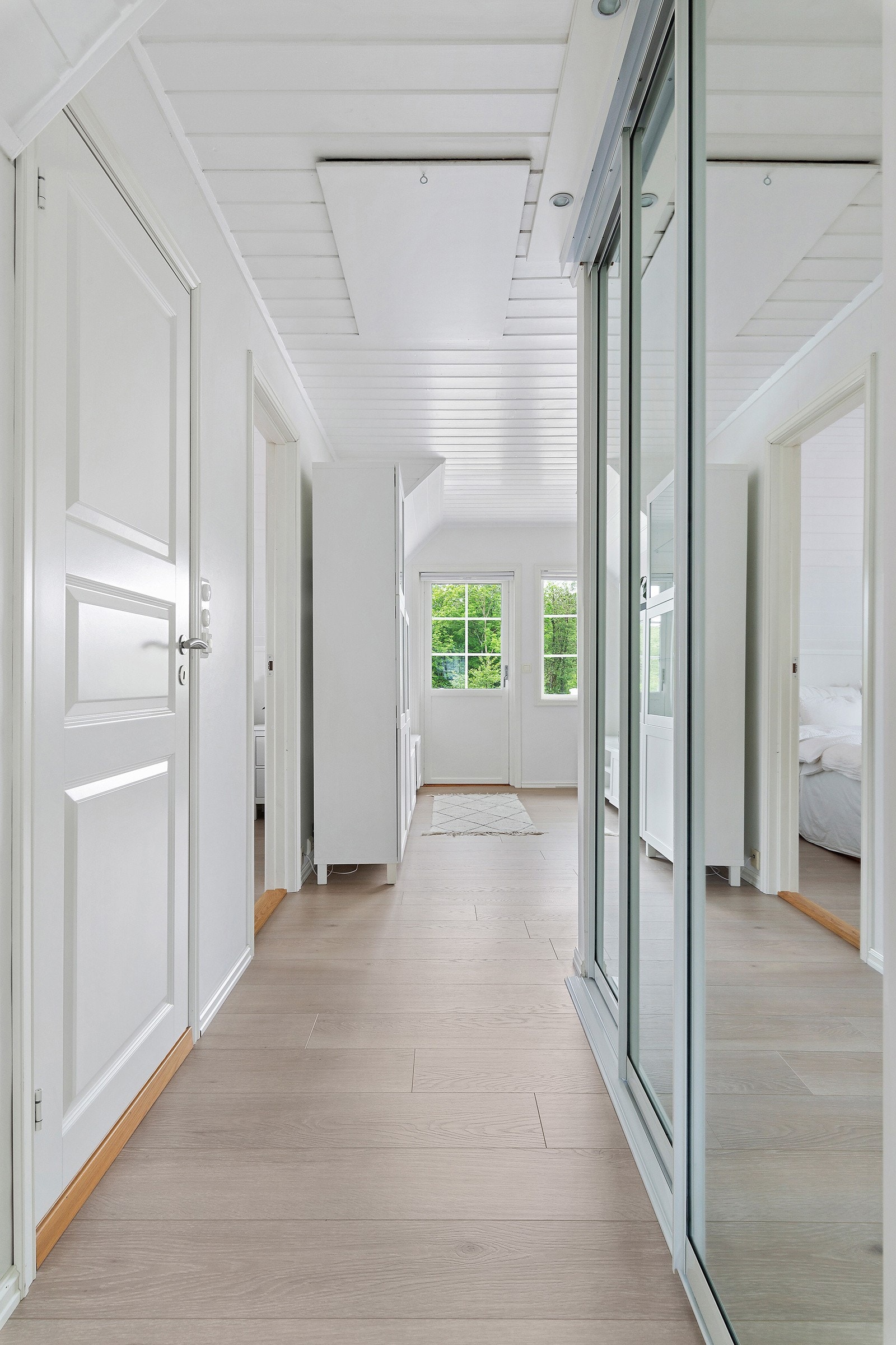 I mellomgangen er det etablert skyvedørsgarderobe med innredning. Galleribilde
