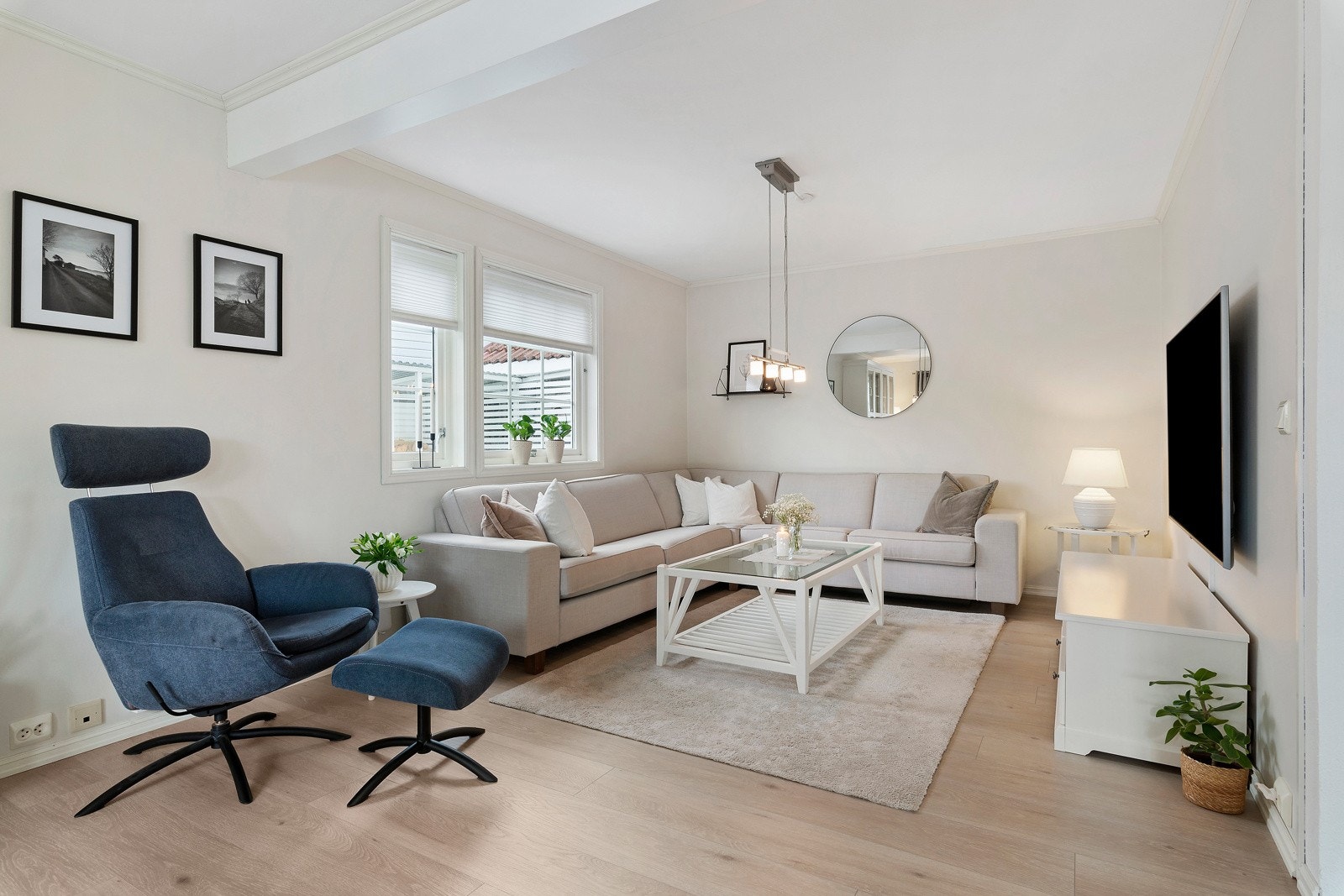 Stuen er enkel å innrede med naturlig plass til tv-stue. Galleribilde