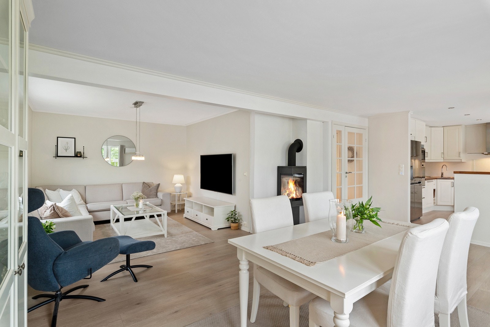 Spisestuen er plassrik og har ingen problemer med å by på både søndagsmiddager og utrolig nok konfirmasjoner. Galleribilde