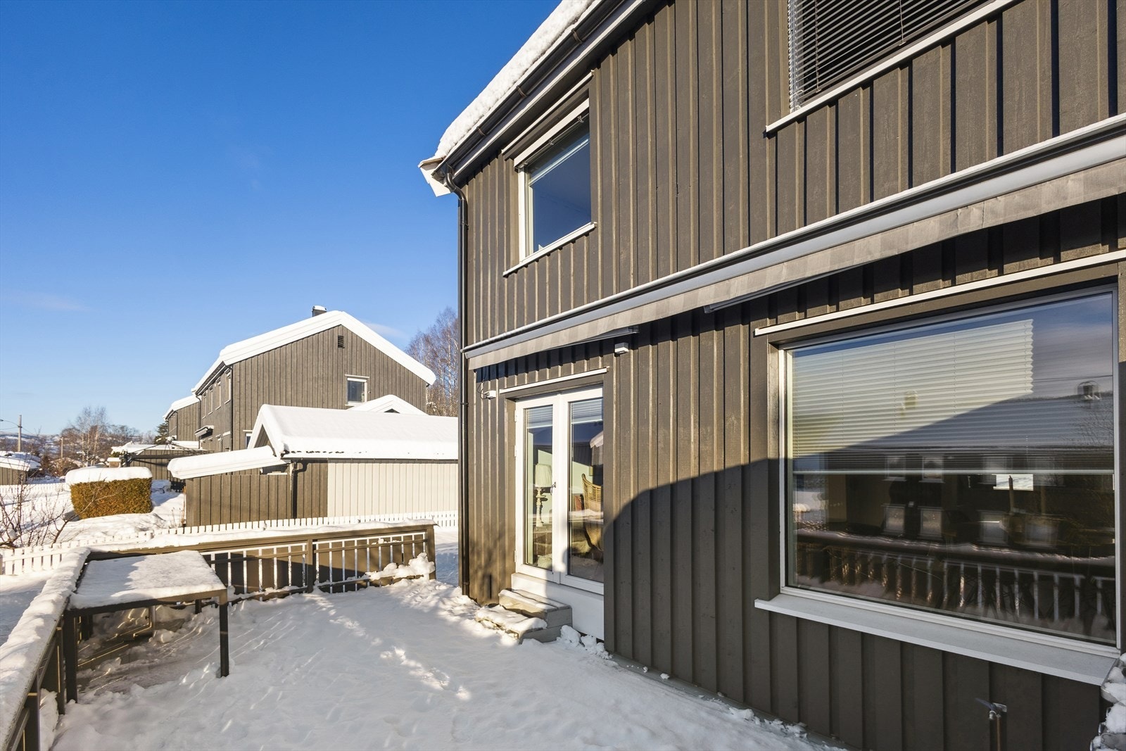 Vestvendt veranda utenfor stue. Galleribilde