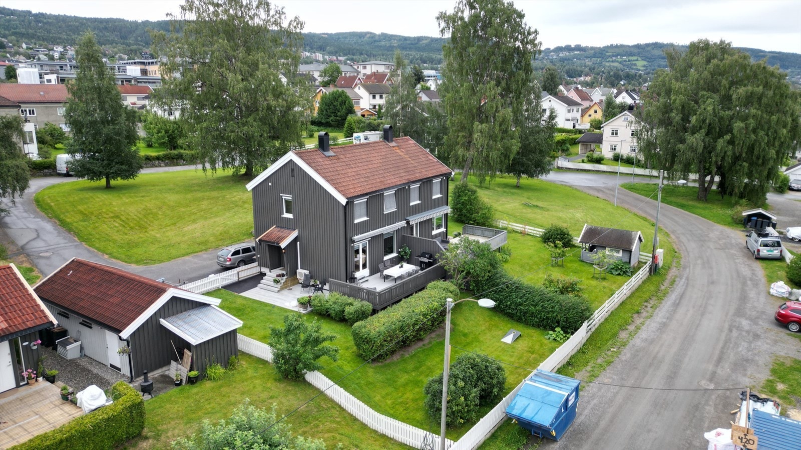 Biloppstillingsplasser på østsiden av boligen. Elbillader montert på husvegg. Galleribilde