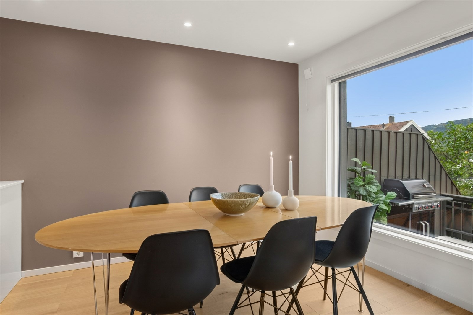 Fin plass til spisebord i tilknytning til kjøkken. Galleribilde