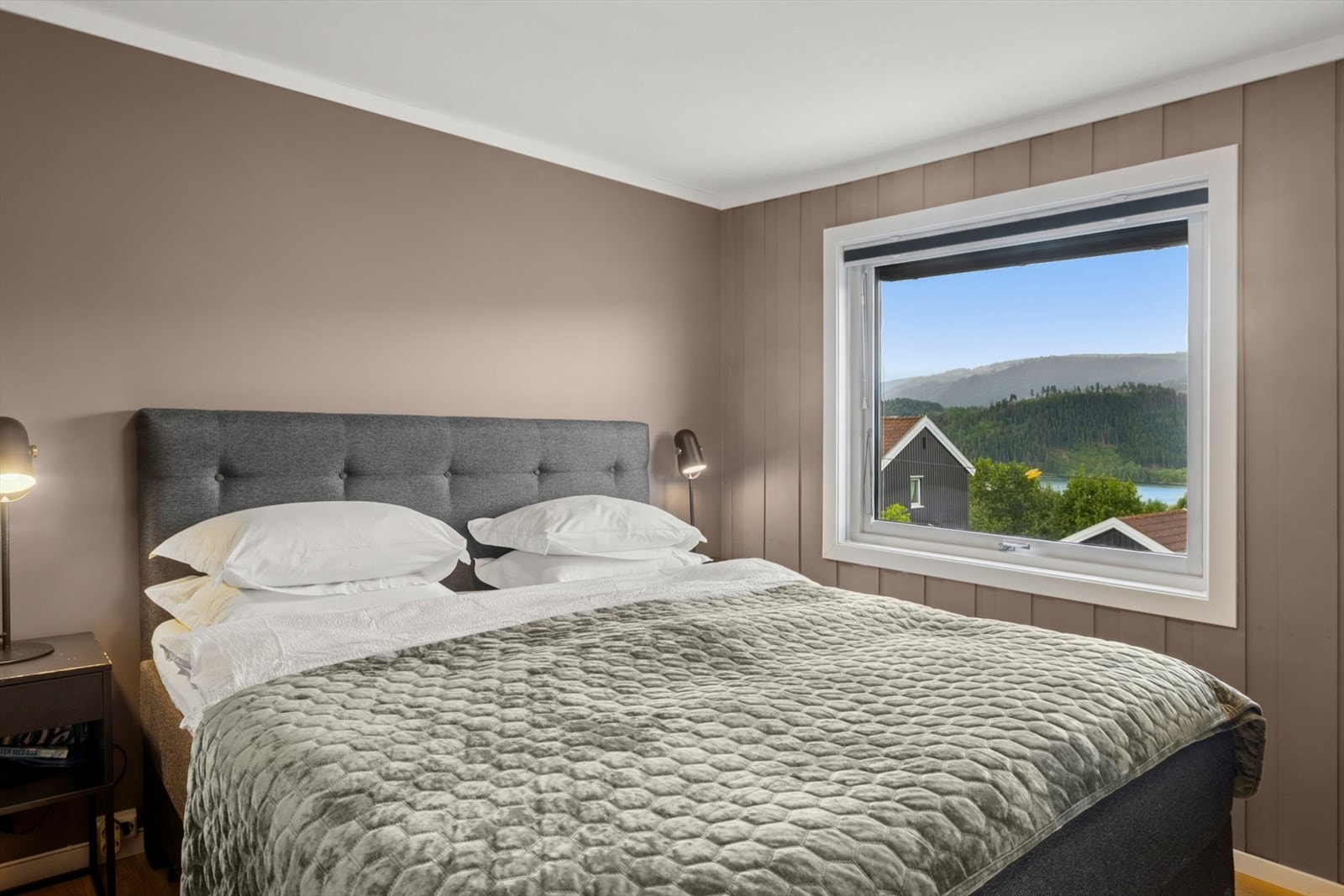 Hovedsoverom med plass til dobbeltseng og tilhørende møblement. Galleribilde