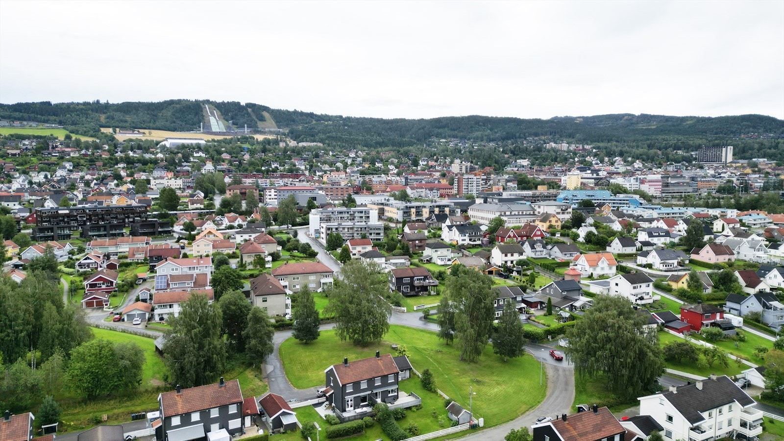 Eiendommen har en fin beliggenhet med kort vei til sentrum, kollektivtransport og naturopplevelser. Galleribilde