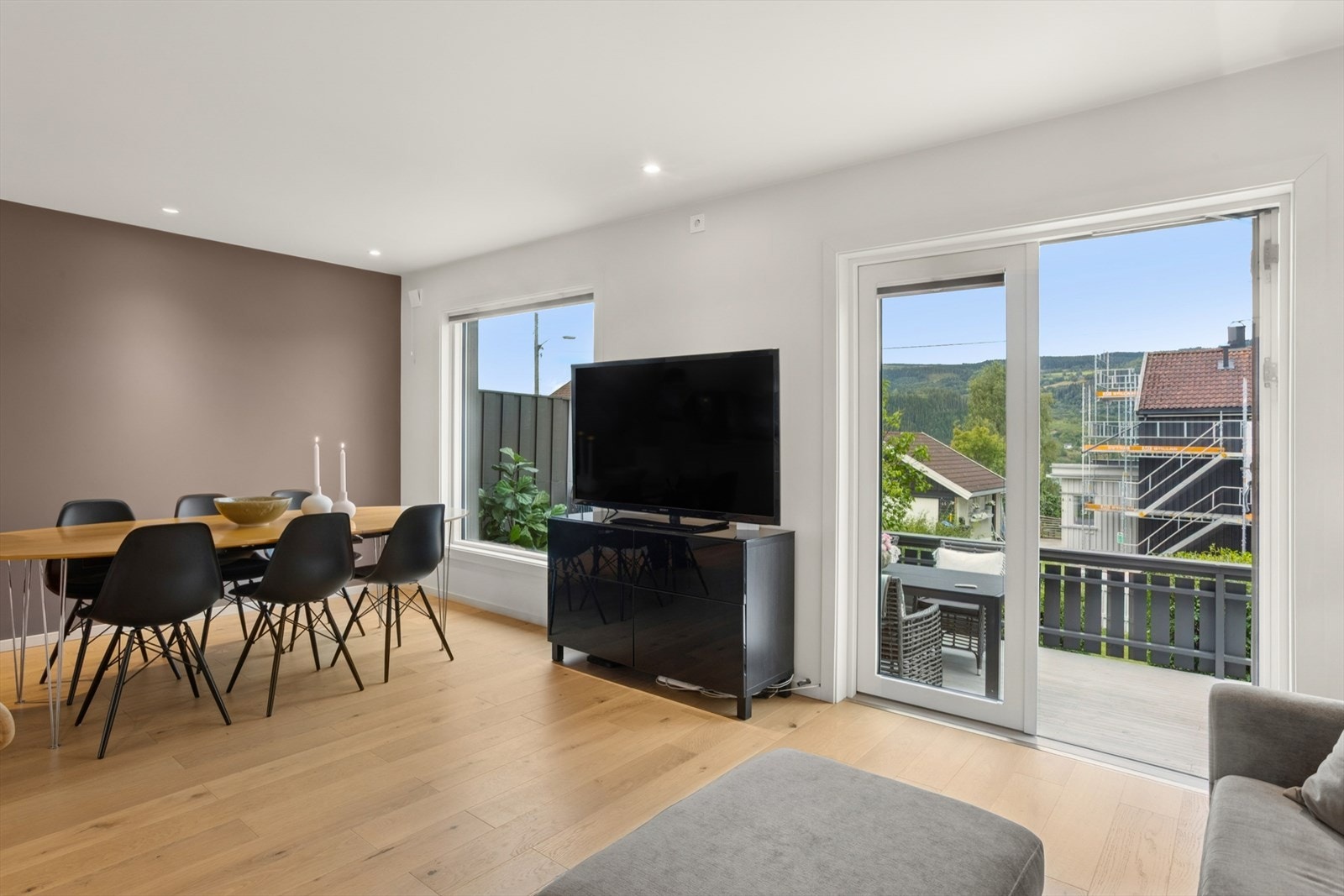 Fra stuen er det adkomst ut mot en vestvendt solrik veranda. Galleribilde