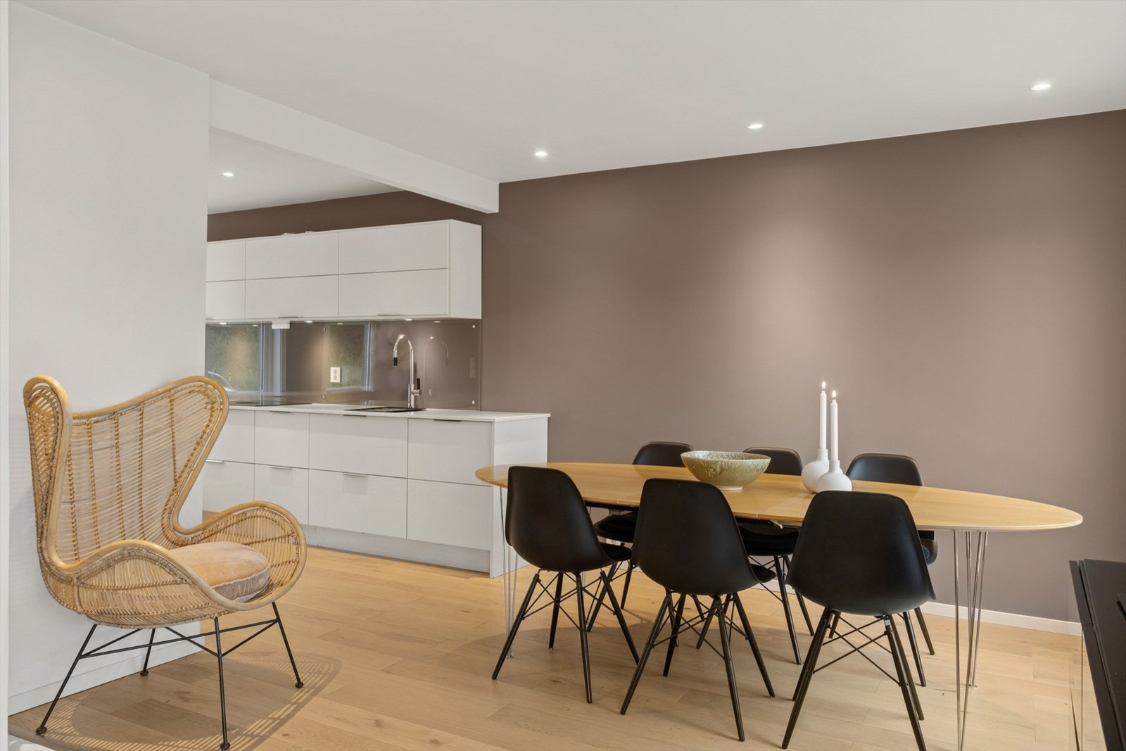 Pent parkettgulv fra 2019. Gulvvarme og vamepumpe som oppvarming i rommet. Galleribilde