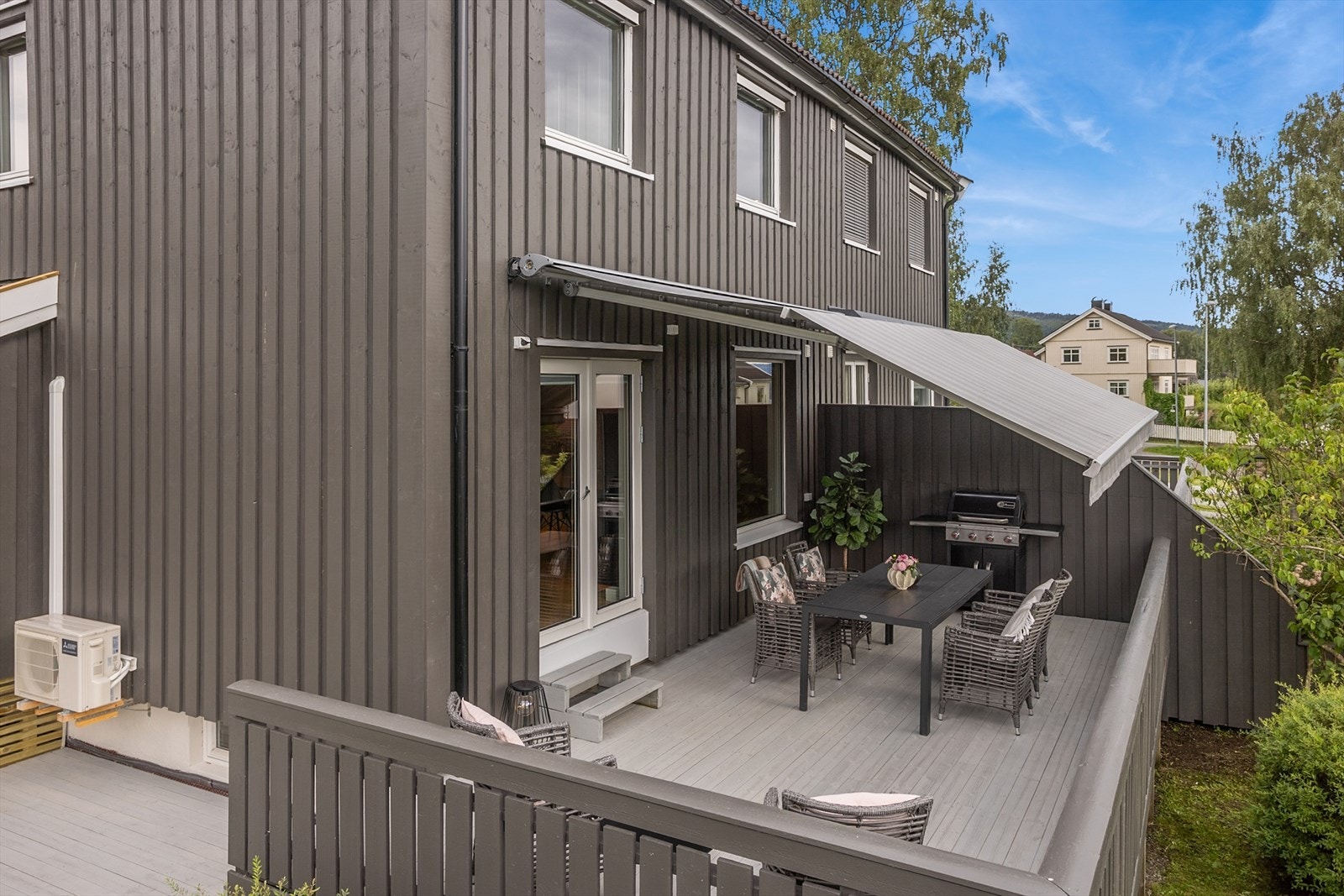 Nyt solen gjennom dagen og hyggelig utsyn fra verandaen. Elektrisk markise som dekker store deler av verandaen. Galleribilde