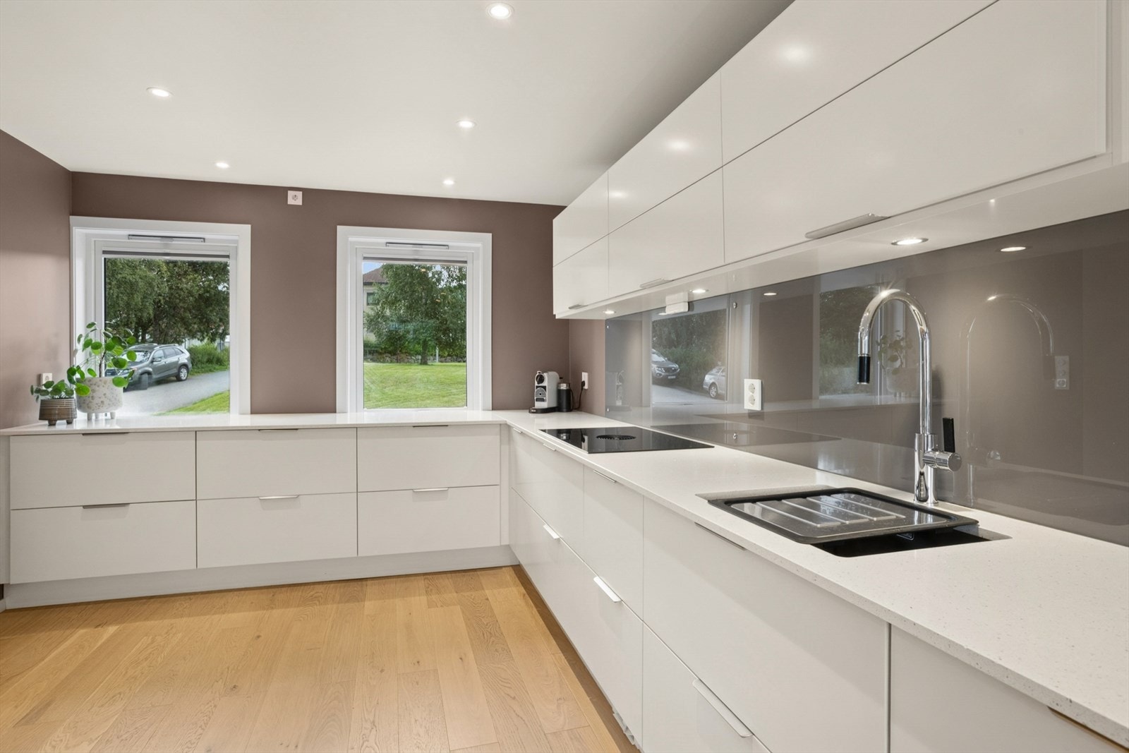 Pent kjøkken fra Strai med godt med skap- og benkeplass. Galleribilde