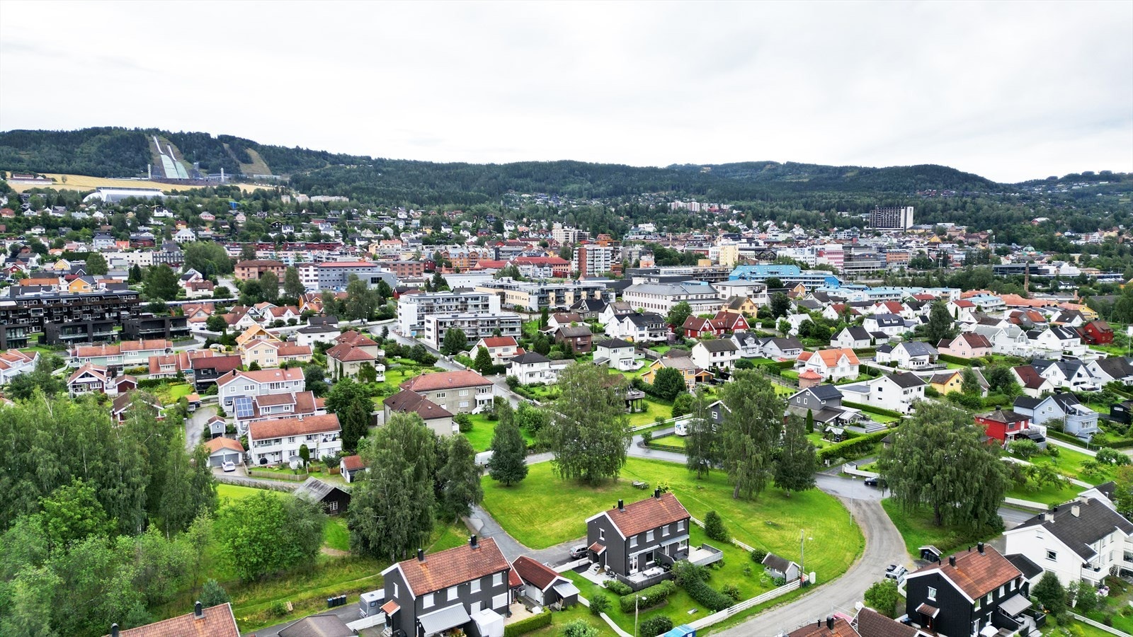 Ca 7 min gange til daligvareforretning i Fåberggata, ca 5 min gange til Norbana barnehage og 15 min gange til Hammartun barne- og ungdomsskole. Galleribilde