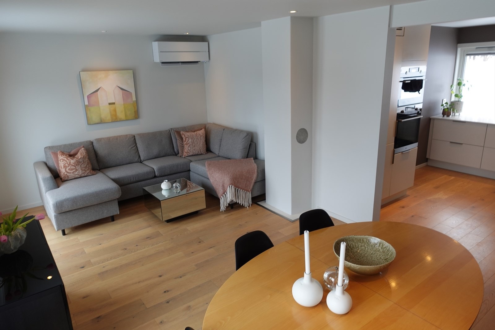 Fin plass til hjørnesofa og spisebord i stuen. (selgers foto) Galleribilde