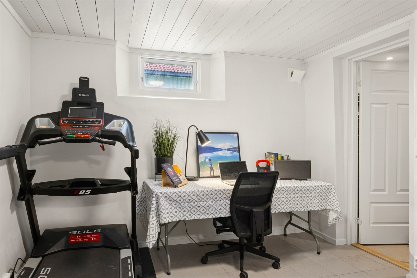 Kjellerrom/ bod i dag i bruk som kontor, treningsrom og laringsrom. Galleribilde