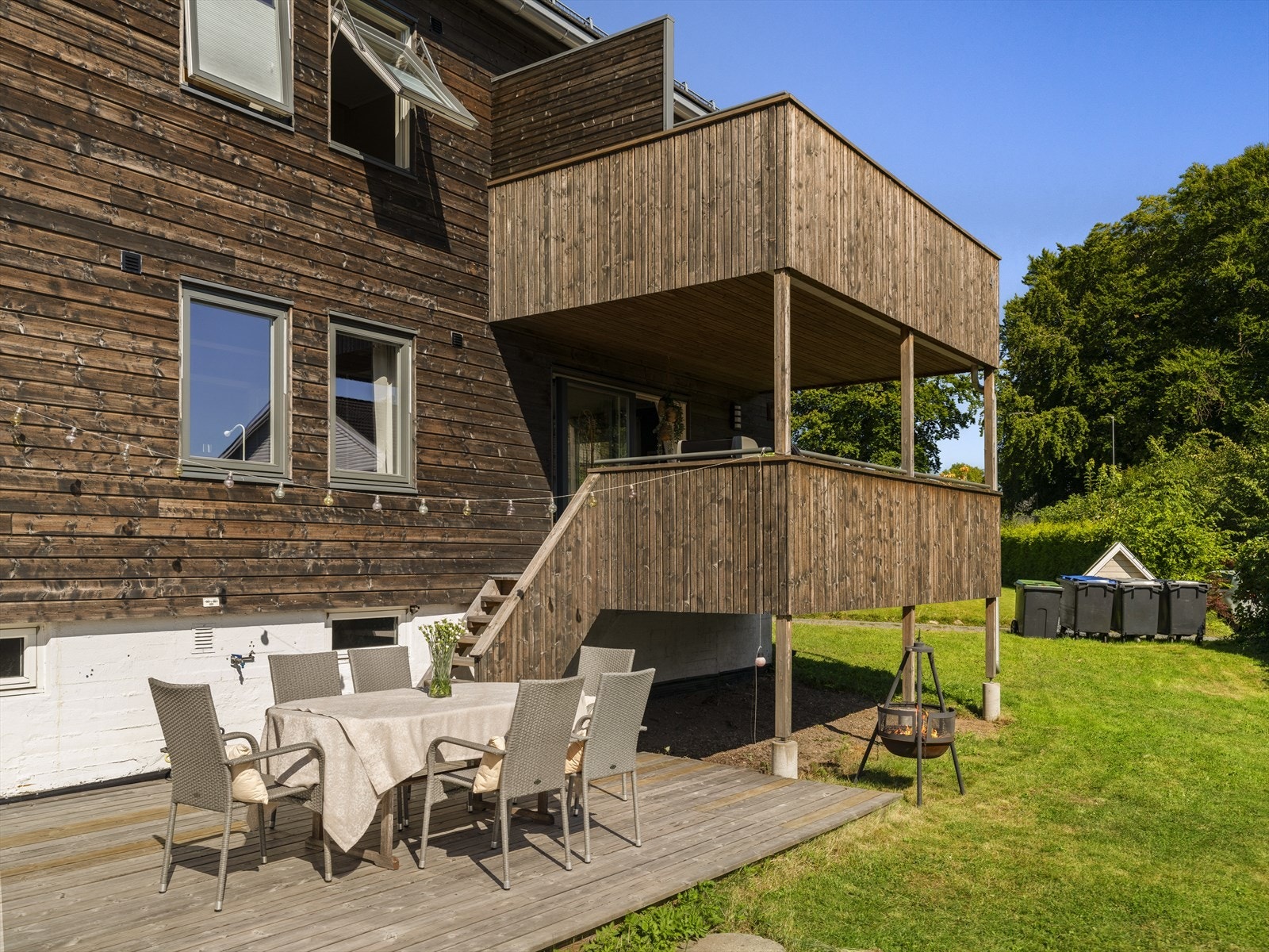 Bygget har nytt tak, vinduer, kledning, etterisolert samt utvidede terrasser i 2021. Galleribilde