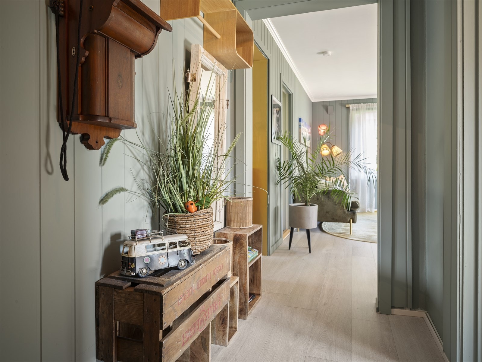 Når du entrer leiligheten får du umiddelbart et positivt inntrykk av den gjennomførte leiligheten i kul retro stil. Galleribilde