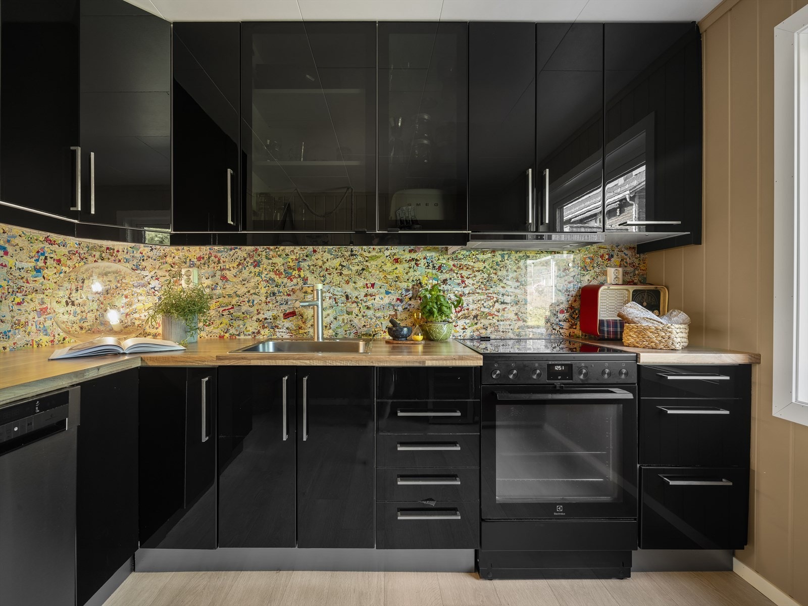 Moderne Ikea-kjøkken med god skap- og benkeplass. Innredningen har sorte glatte fronter og laminert benkeplate med nedfelt oppvaskkum- Galleribilde