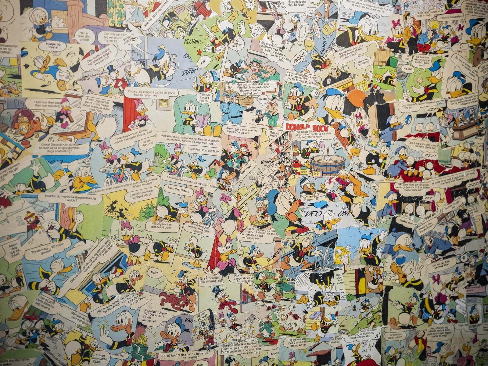 Morsom detalj med Donald Duck tegneserie-tapet i benkeryggen. Galleribilde