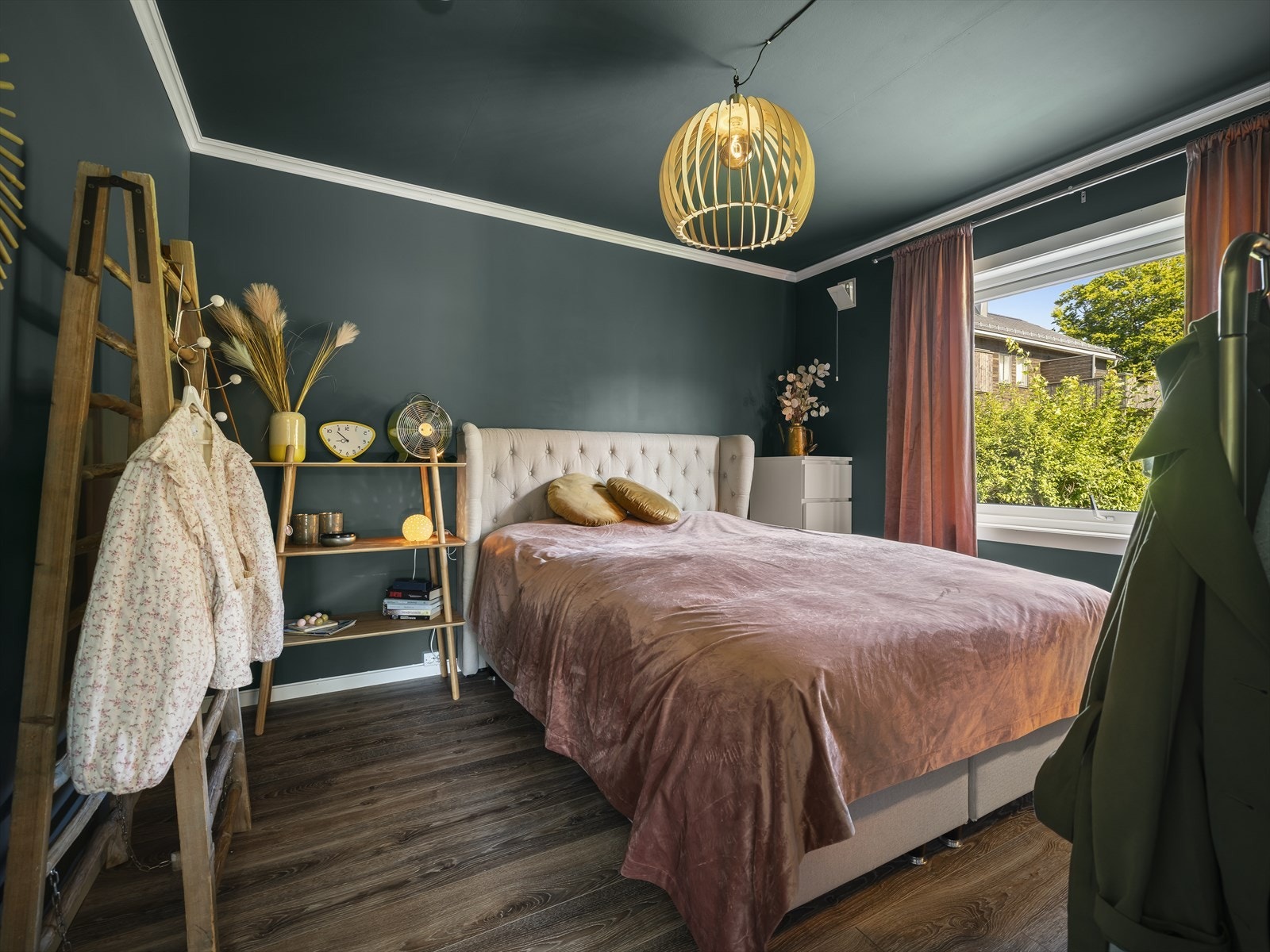 Stort og innbydende hovedsoverom! Her har du god plass til stor dobbeltseng med tilhørende nattbord, samt kontorpult, kommoder eller andre garderobeløsninger - alt etter eget ønske og behov. Galleribilde