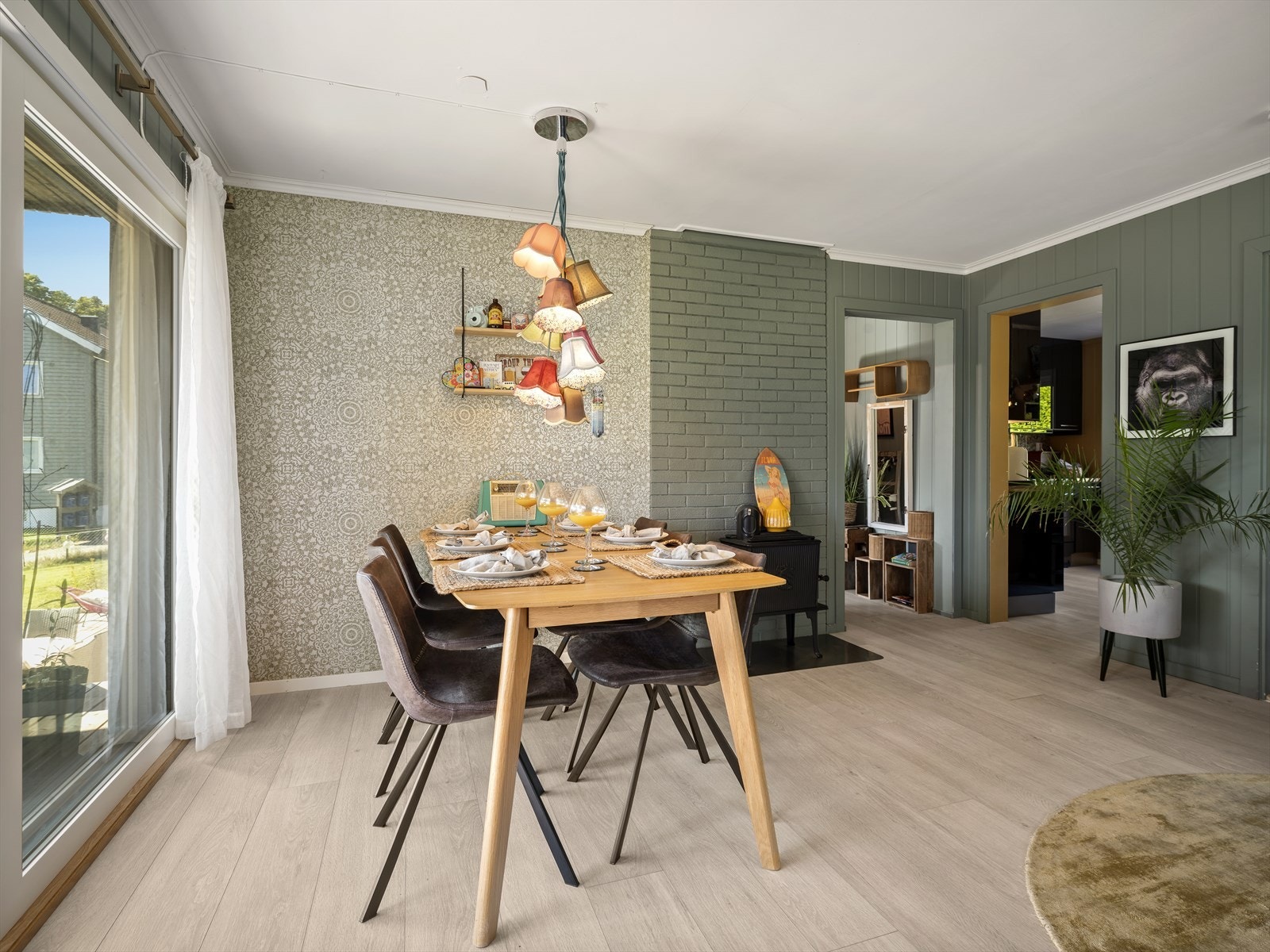 Leiligheten har en god planløsning med romslig stue, separat kjøkken, 2 store soverom og baderom. Galleribilde