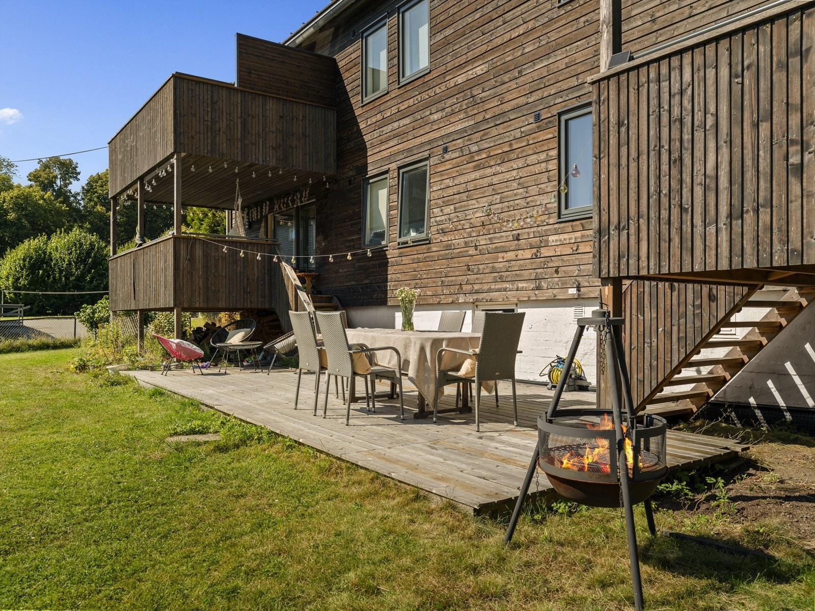 Fra den overbygde balkongen er det trapp ned til en solrik markterrasse på ca. 16m². Galleribilde