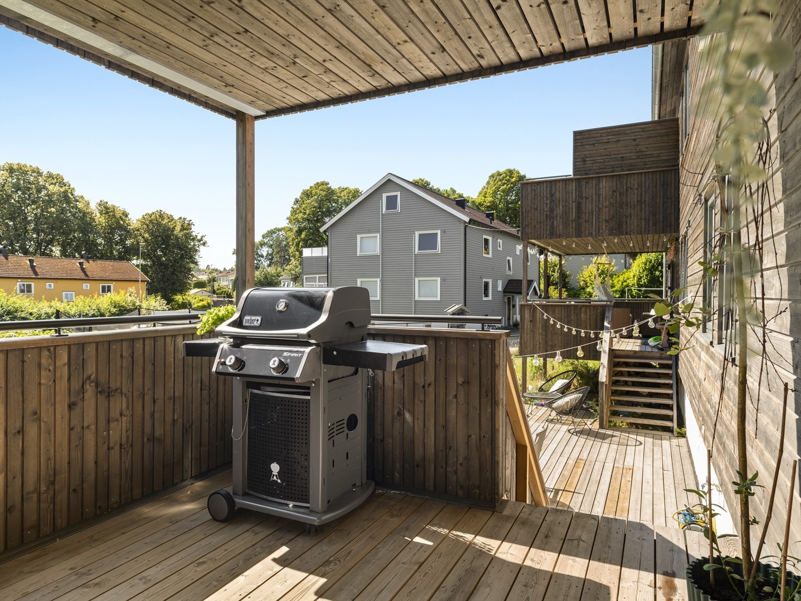 Balkongen som var ny i 2021 er overbygget, har impregnerte terrassebord på gulv og rekkverk av impregnert treverk. Galleribilde