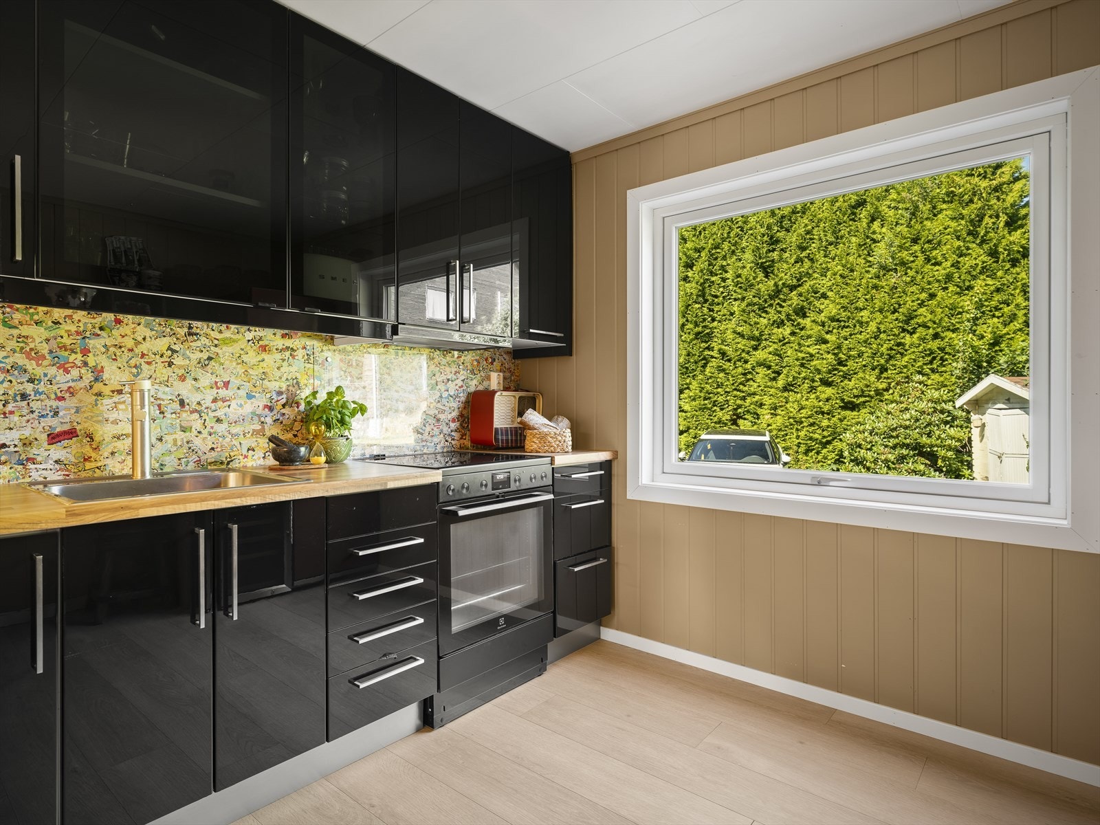 Kjøkkenet har god standard med pen enstavs laminat fra 2019/20 på gulv, panelplater på veggene malt i en fin varm farge og et stort vindu som slipper inn masse lys. Galleribilde