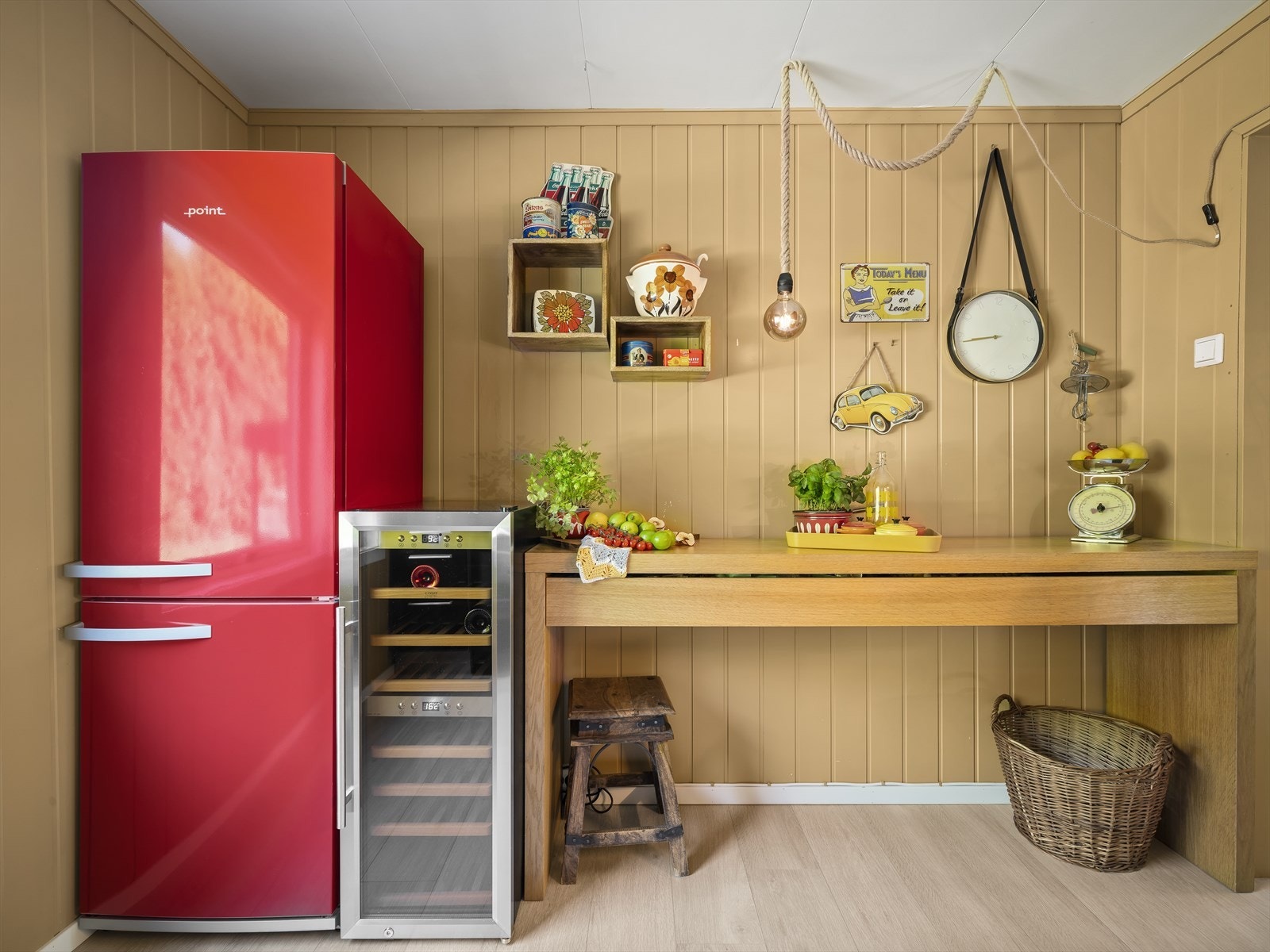 På kjøkkenet er det plass til frittstående hvitevarer som komfyr, oppvaskmaskin, kjøleskap med frysedel og vinskap (frittstående hvitevarer følger i utgangspunktet ikke med i handelen). Galleribilde