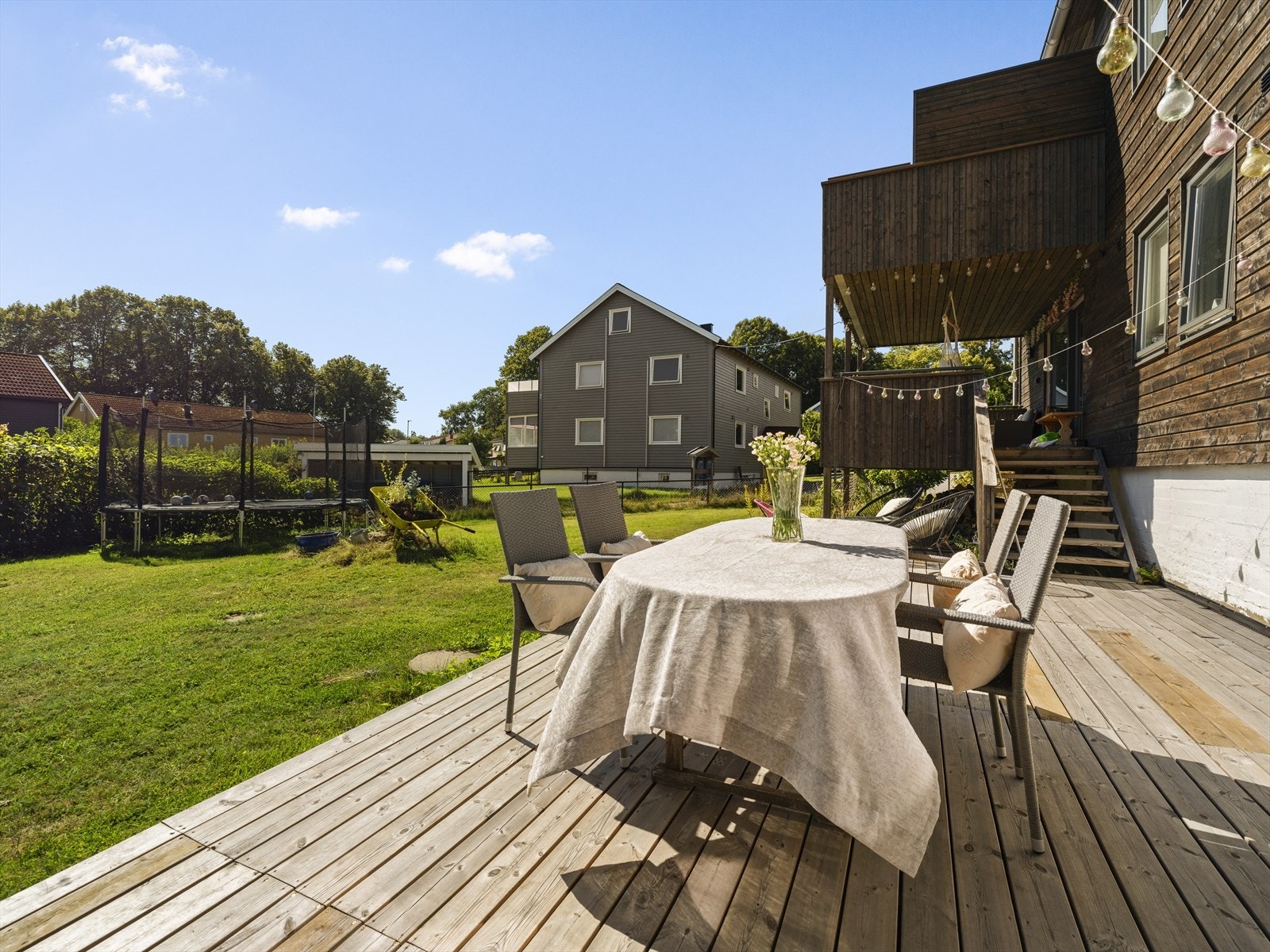 Her bor du fint i 1. etasje med enkel tilgang til grønne fellesarealer som er opparbeidet med plen og beplantning, sittegruppe, lekeplass. Galleribilde