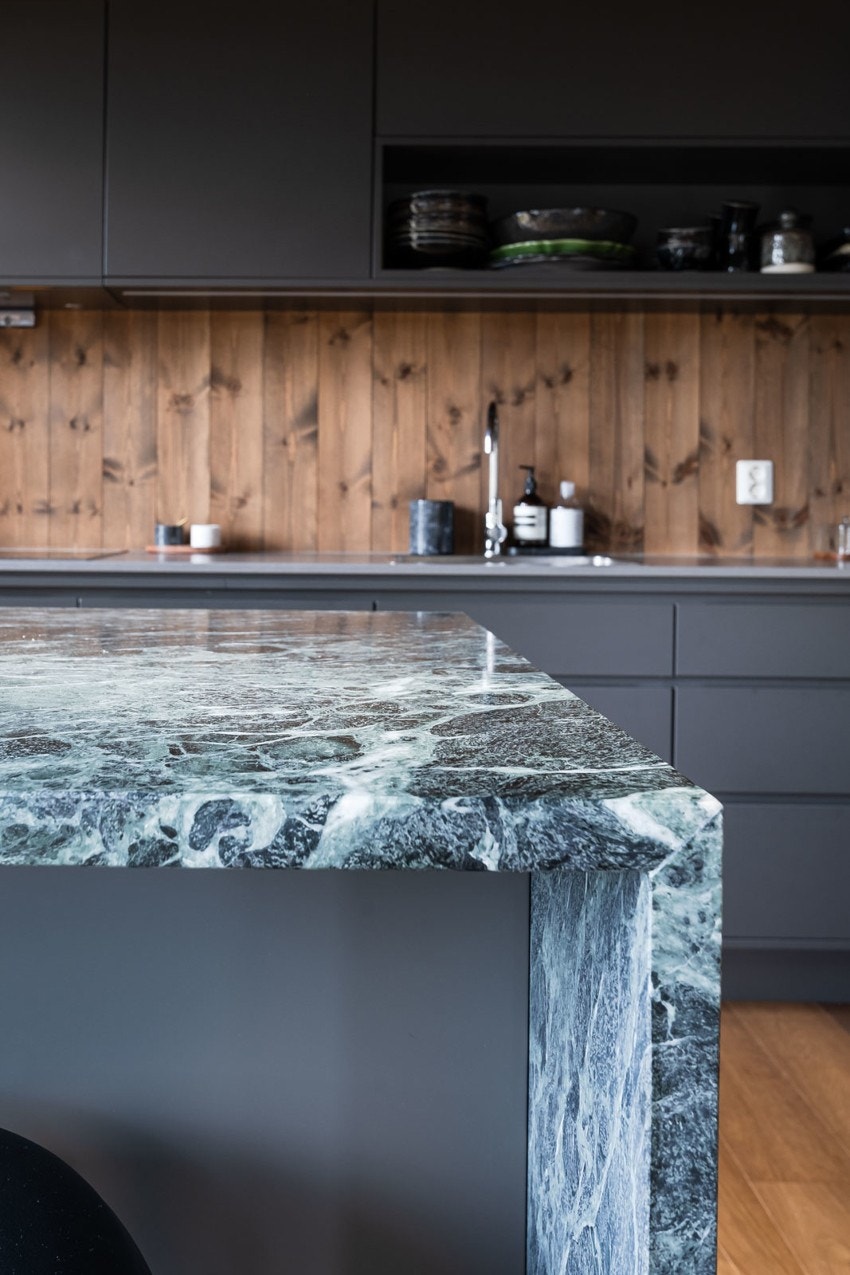 Kjøkkenøyen har en super lekker mamor benkeplate. Galleribilde