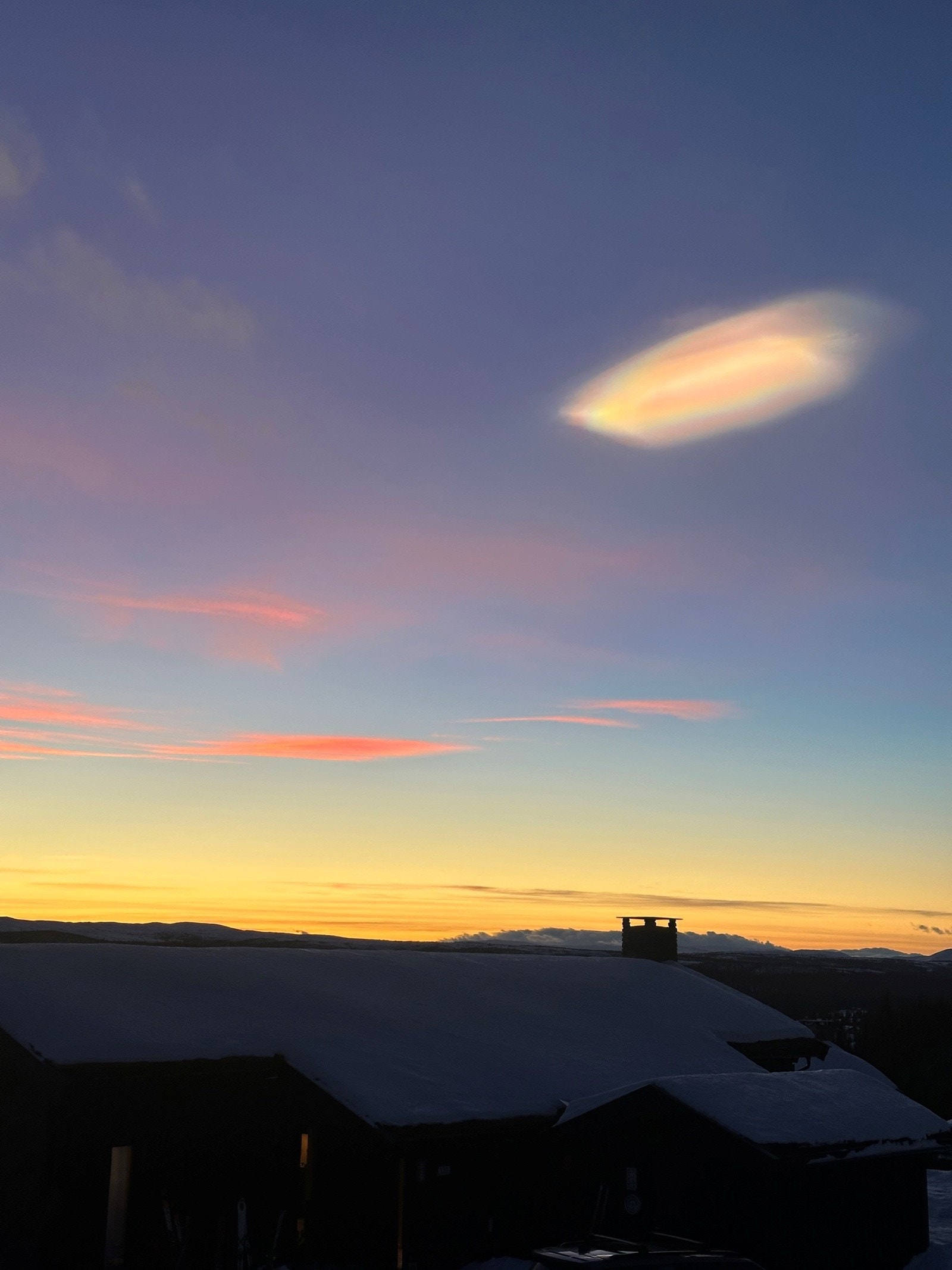 Fra hytta kan du nyte vinterhimmelens vakre farger. Galleribilde