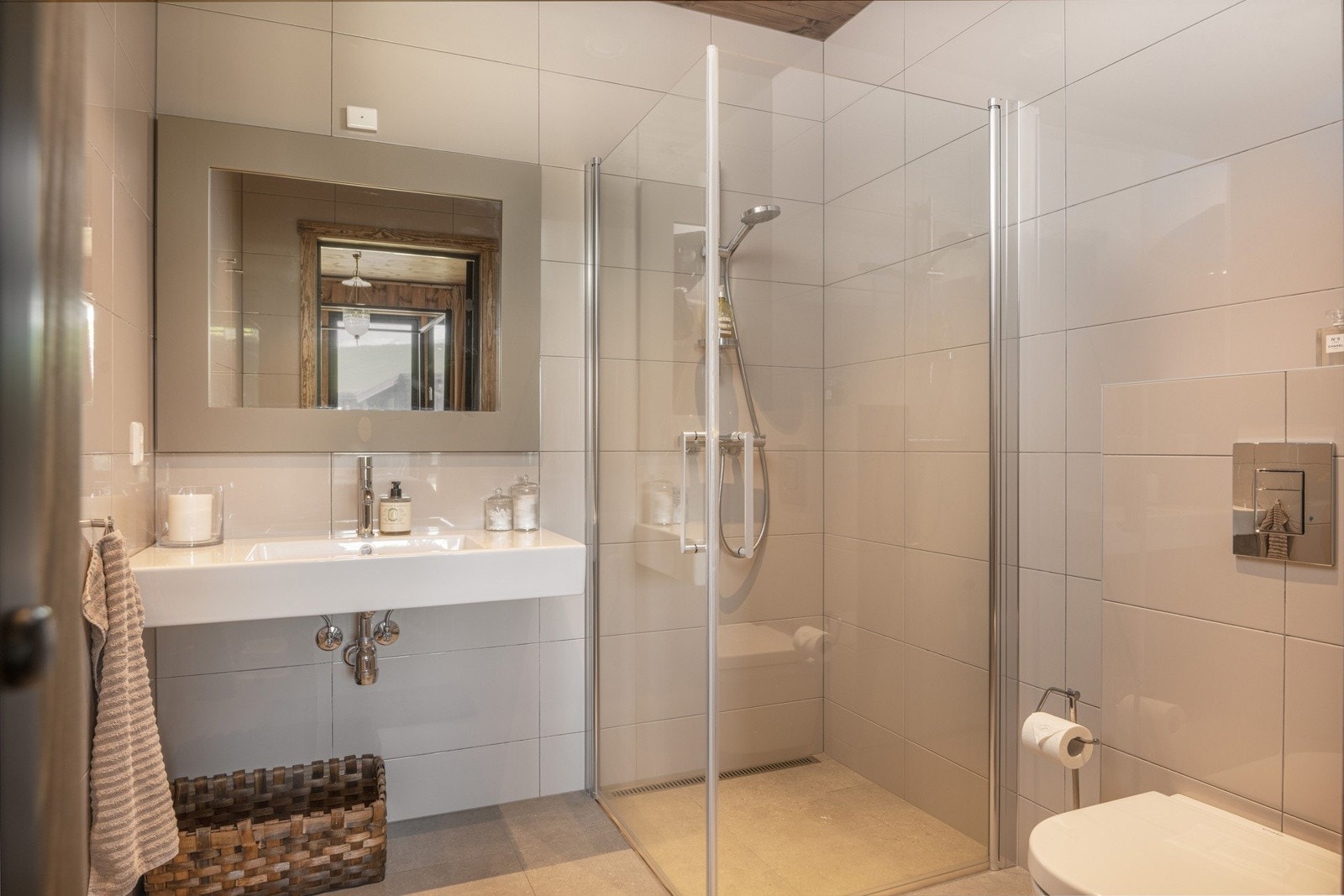 De har flislagte gulv med elektriske varmekabler, flislagte veggflater og behandlet panel i tak med downlights. Galleribilde